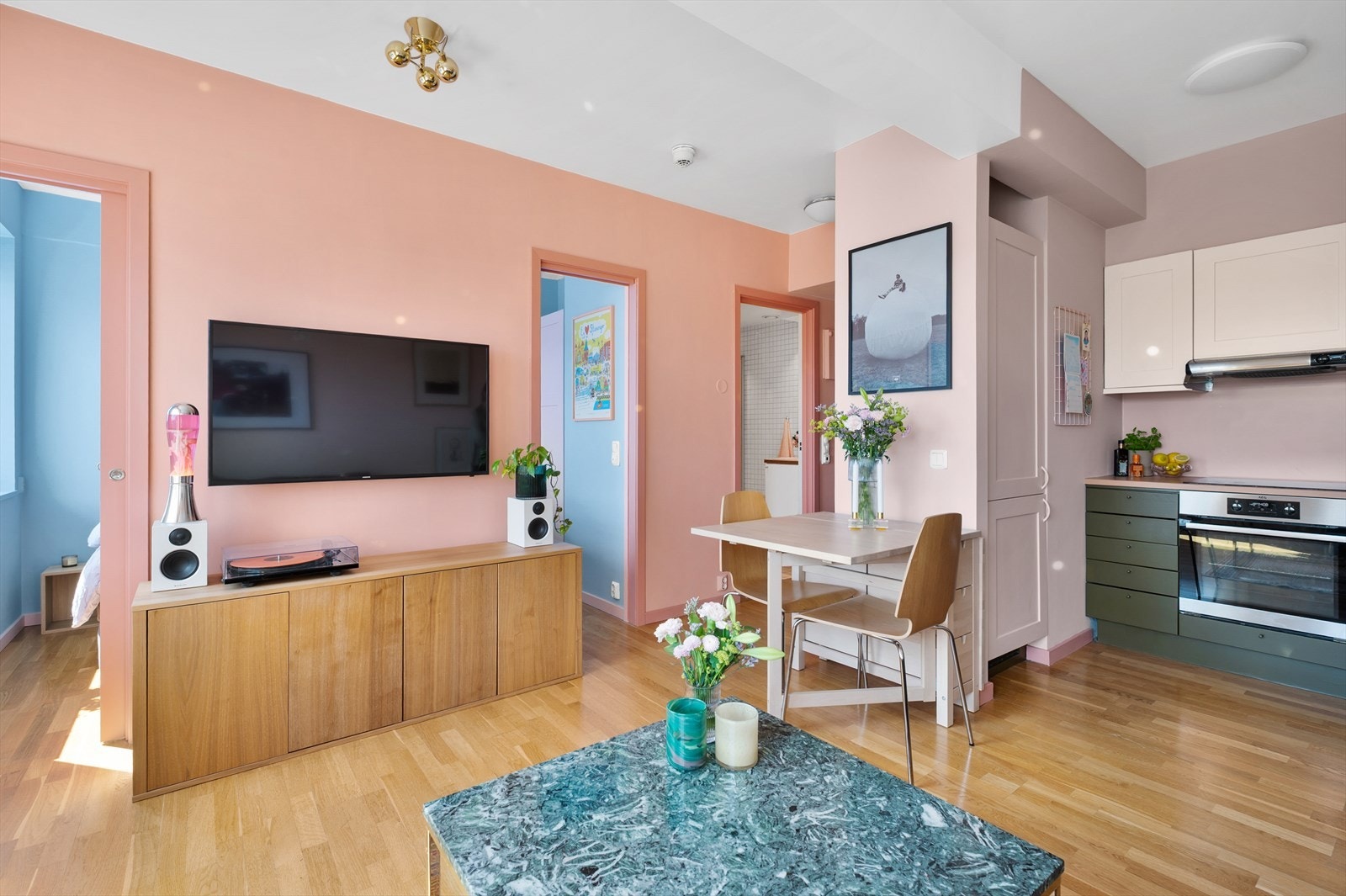 Det er god plass til sofagruppe med tilhørende møblement og spisebord. Galleribilde