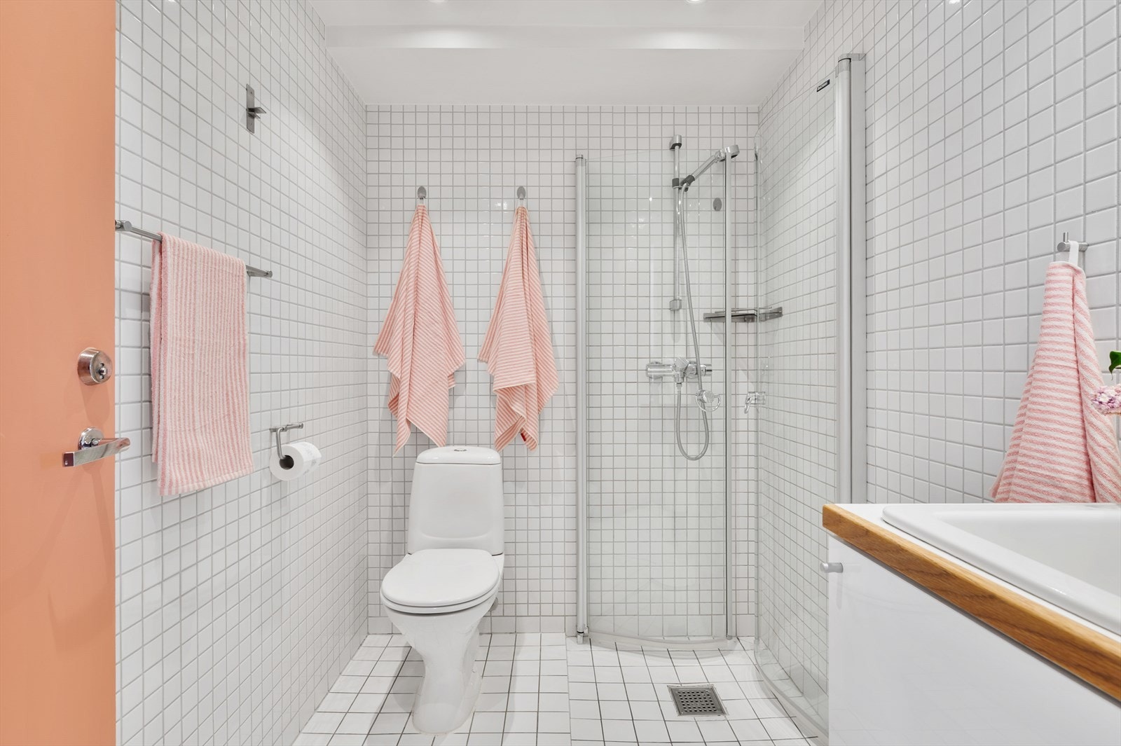 Badet er utstyrt med baderomsinnredning med nedfelt servant og speil. Videre har du dusjhjørne og toalett. Galleribilde