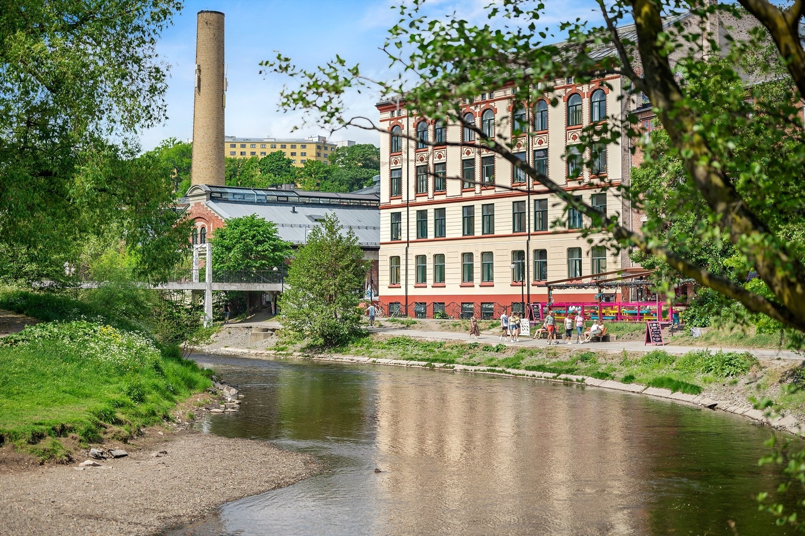 Naturskjønne omgivelser langs Akerselva opp forbi Nydalen og Frysja, samt videre innover mot Maridalsvannet eller nedover elven til Bjørvika og Operaen. Galleribilde