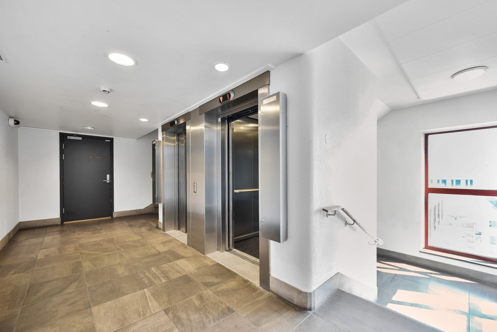 I bygget har du to heiser som kan ta deg til leilighetsplan. Galleribilde