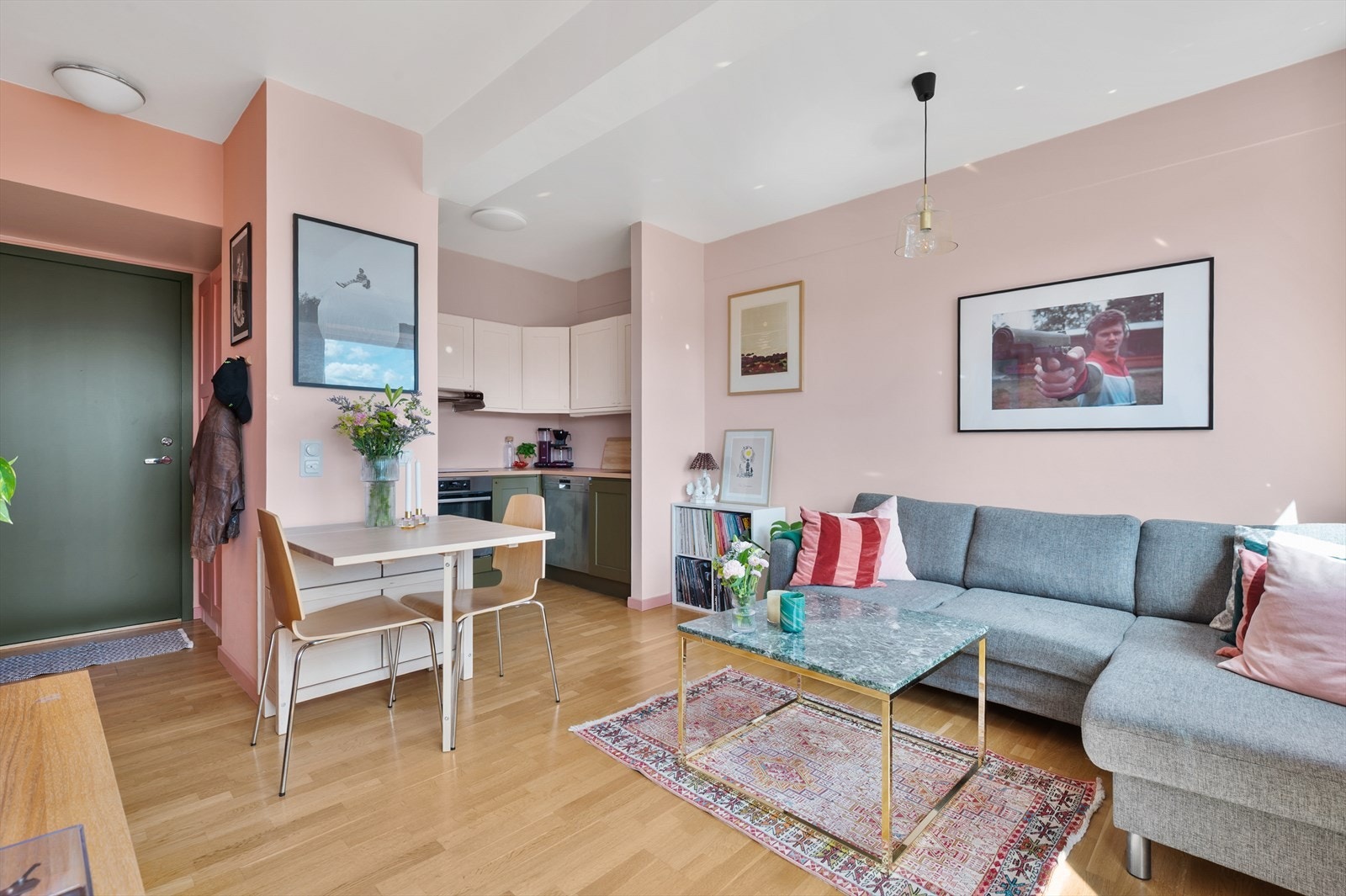 Leiligheten ligger i byggets 6.etasje og har en tilbaketrukket beliggenhet, vendt mot indre gårdsrom. Galleribilde