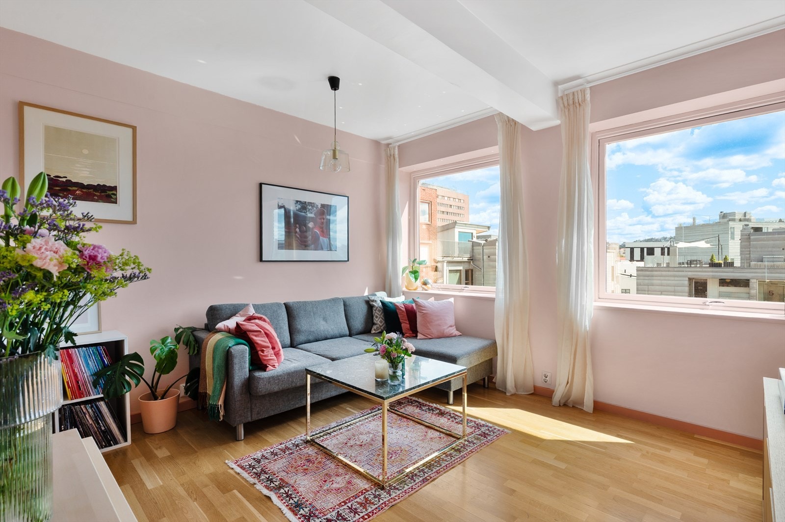 De store vinduene slipper inn rikelig med naturlig lys, noe som gir en åpen og luftig romfølelse. Galleribilde