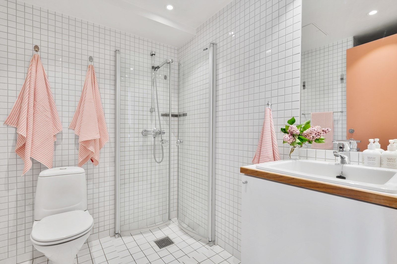 Flislagt baderommet, med downlights i himlingen og behagelig gulvvarme. Galleribilde