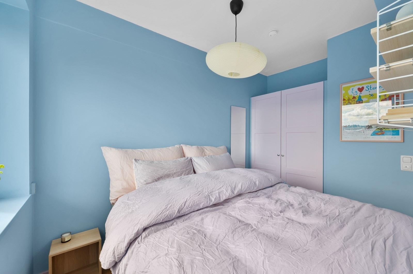 Rommet har god plass til dobbeltseng, nattbord og garderobe. Galleribilde