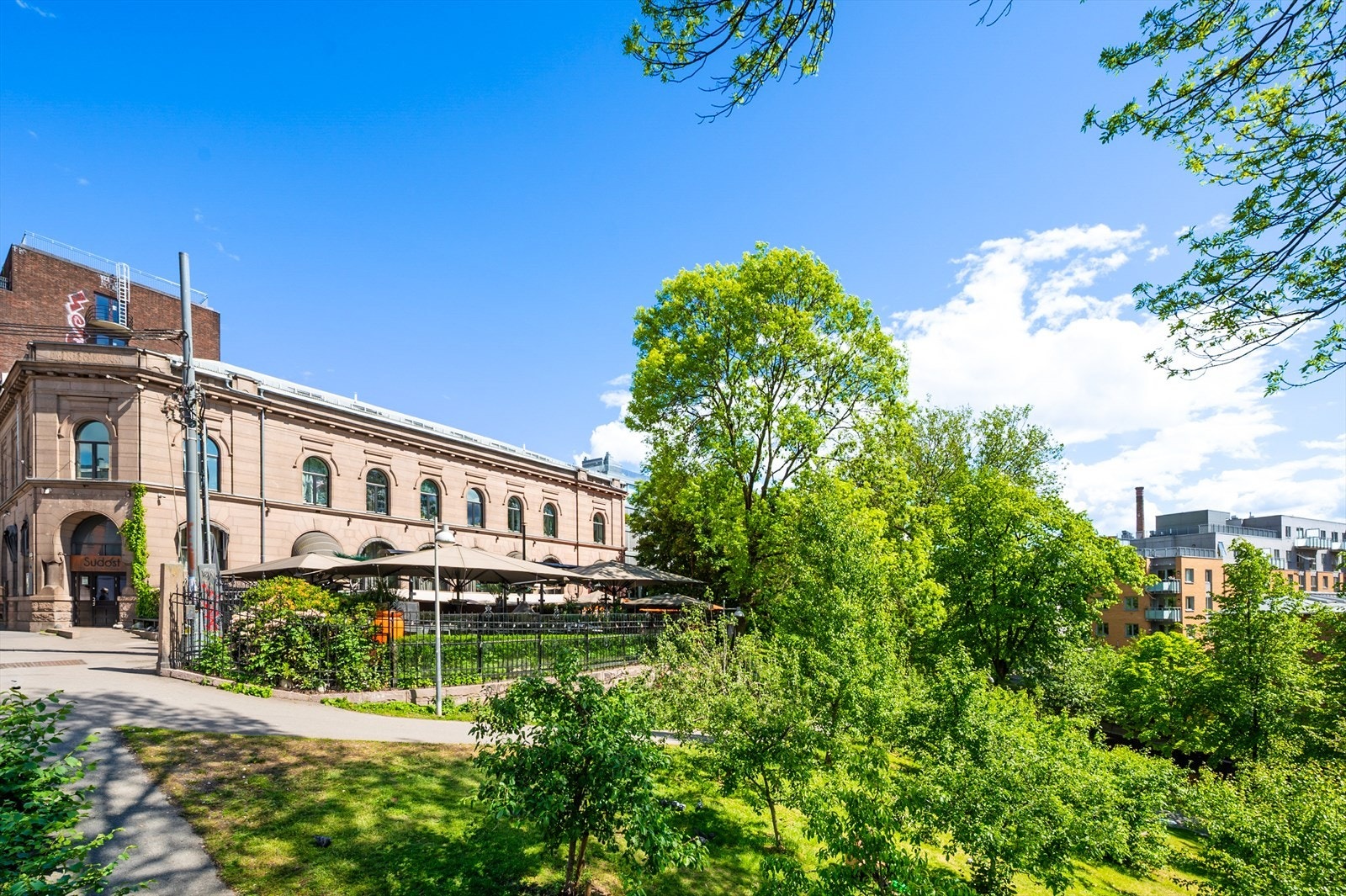 De nærliggende gatene i område omgis av velkjente kaféer, restauranter, butikker og barer. Galleribilde
