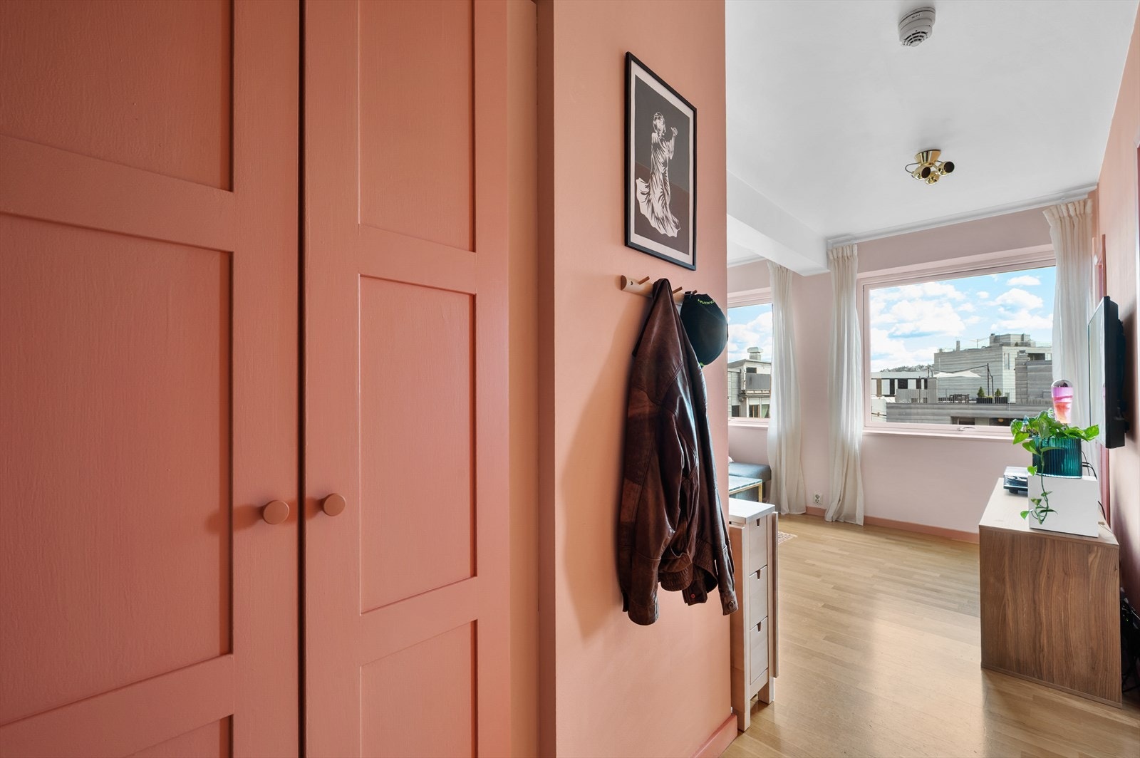 Lys og åpen entré hvor du er godt med oppbevaringsplass for sko og yttertøy skap. Galleribilde