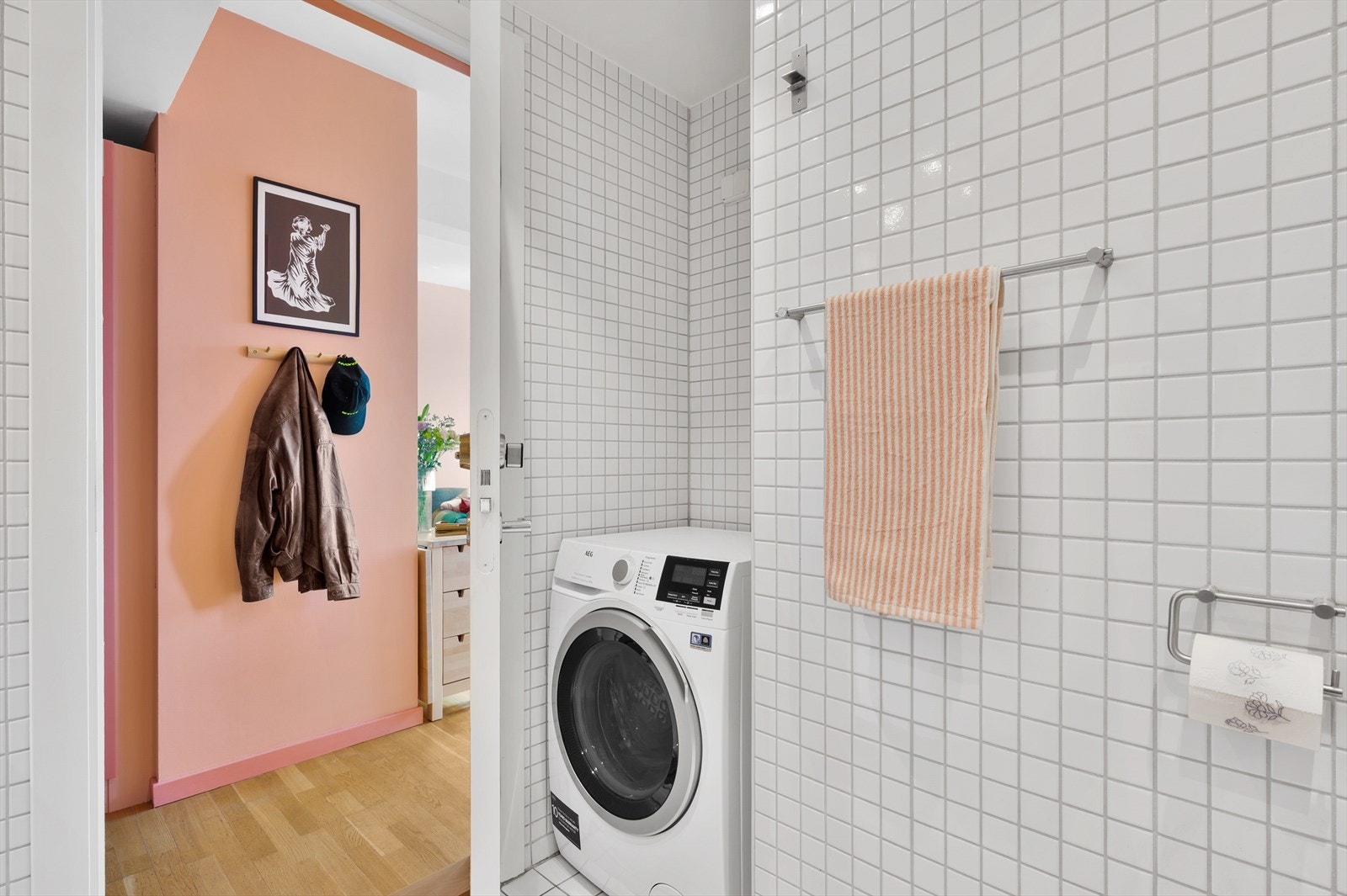 Det er opplegg for vaskemaskin. I 2024 ble det byttet downlights på bad, sammen med dimmer. Og i 2025 ble det installert nytt blandebatteri i dusj. Galleribilde