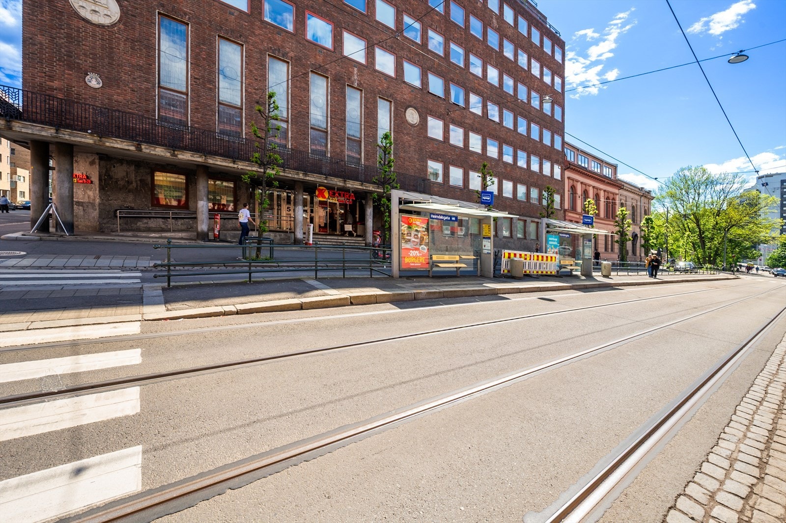 Kollektivtransport rett utenfor døren med både trikk og buss. Galleribilde