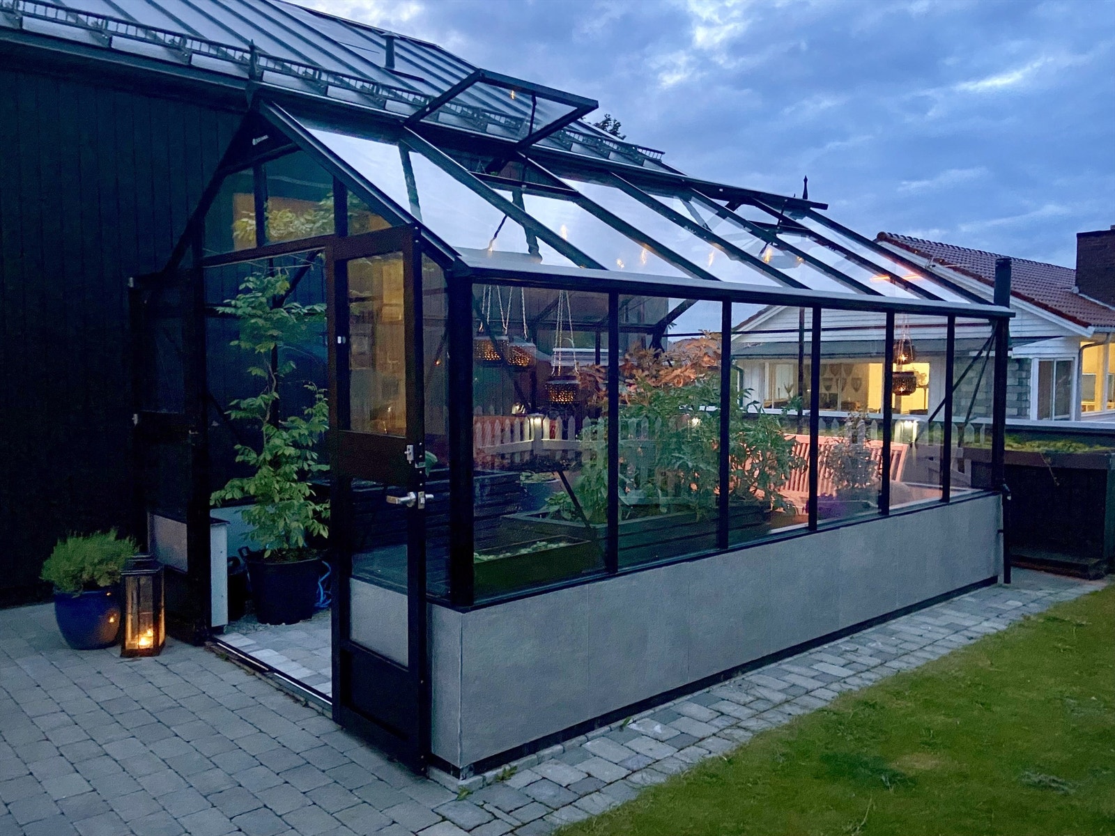 Påkostet drivhus med innlagt strøm og vann Galleribilde