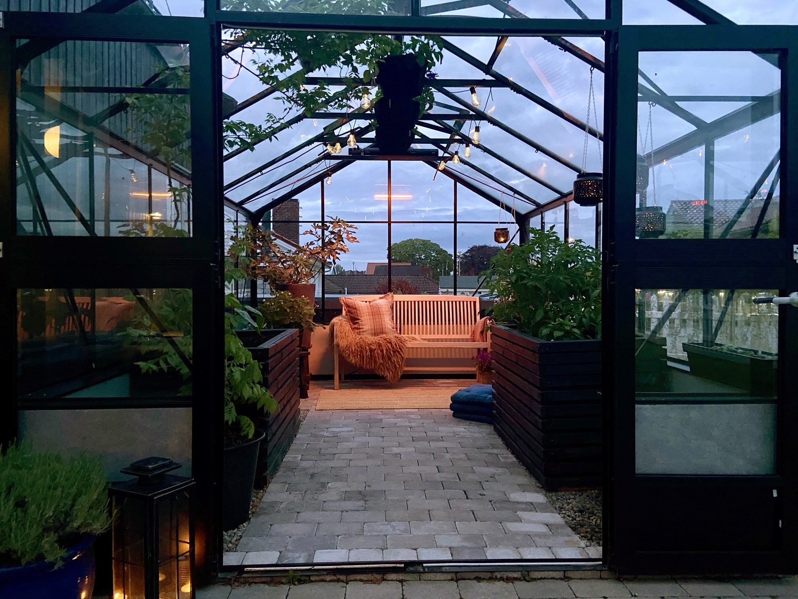 Påkostet drivhus med innlagt strøm og vann Galleribilde