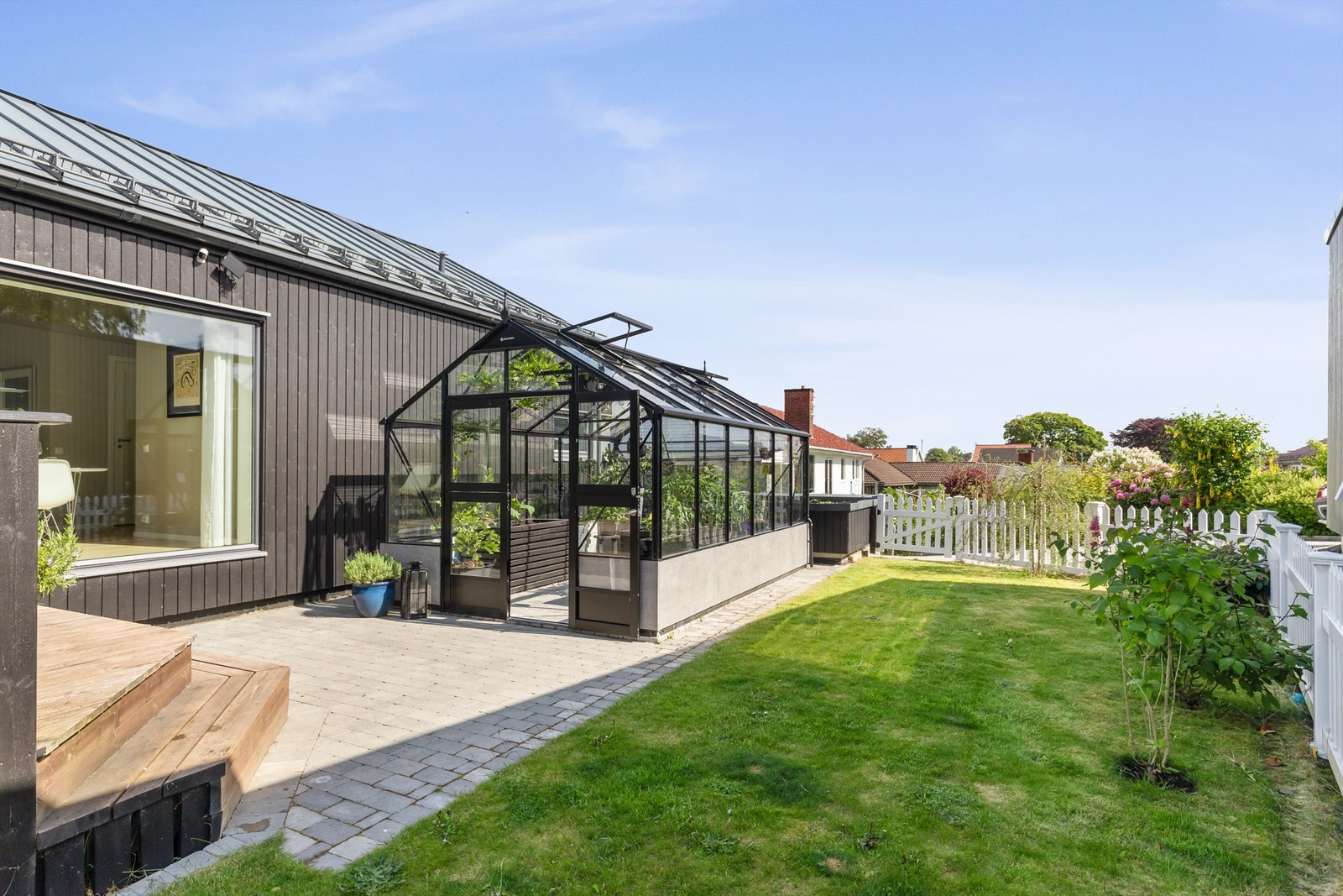 Påkostet drivhus med innlagt strøm og vann Galleribilde