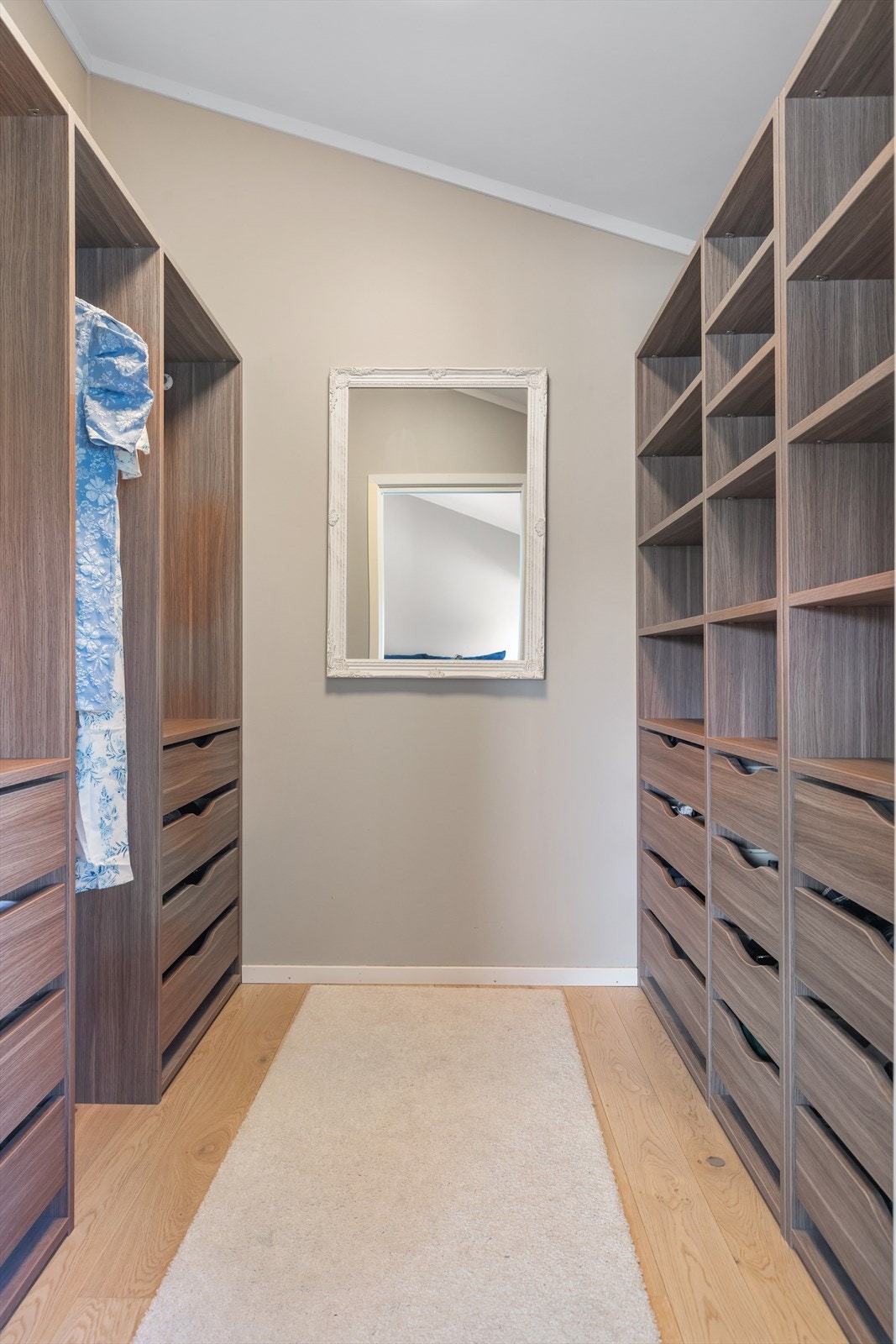 Garderobe tilhørende hovedsoverom Galleribilde