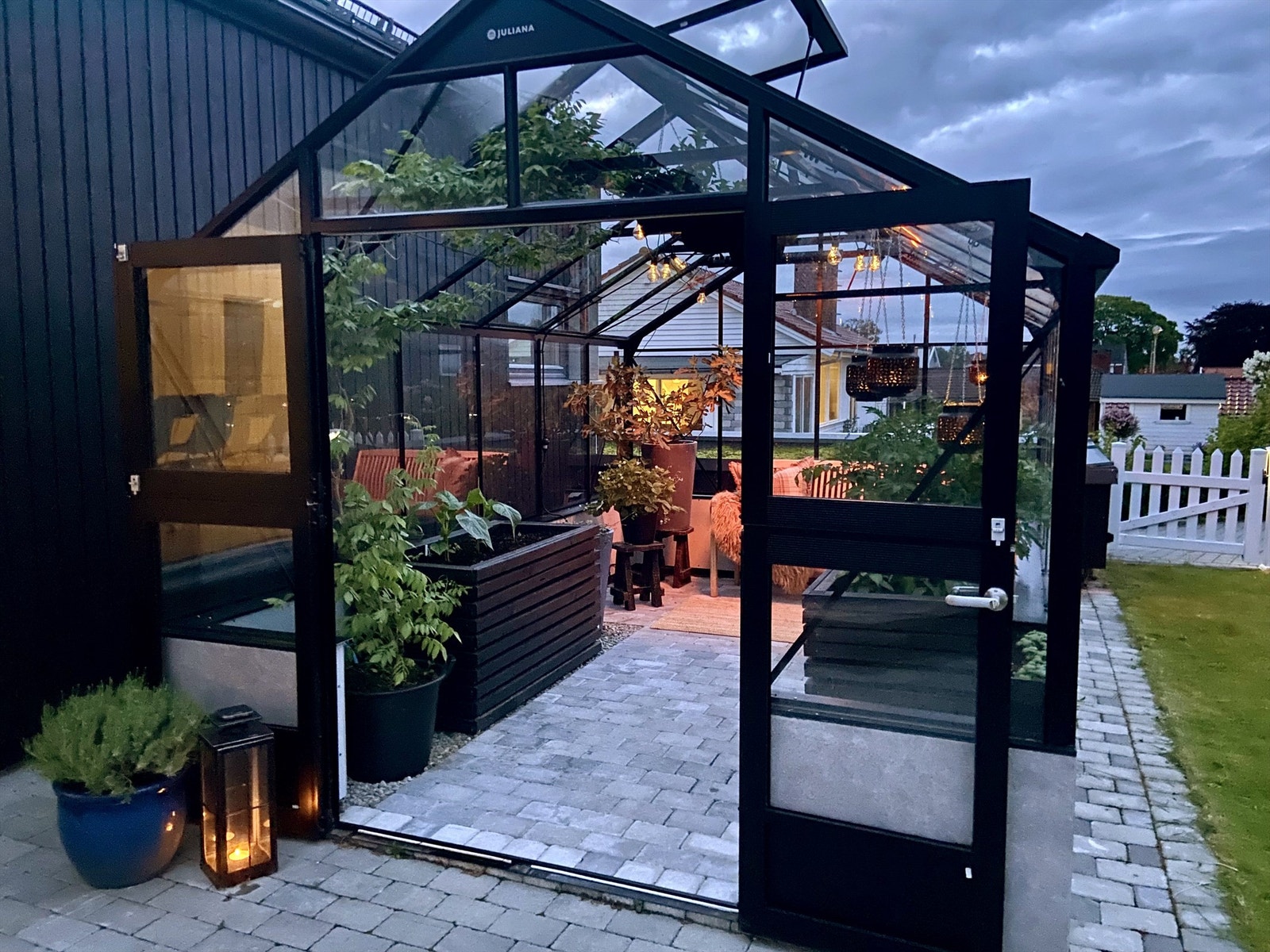 Påkostet drivhus med innlagt strøm og vann Galleribilde