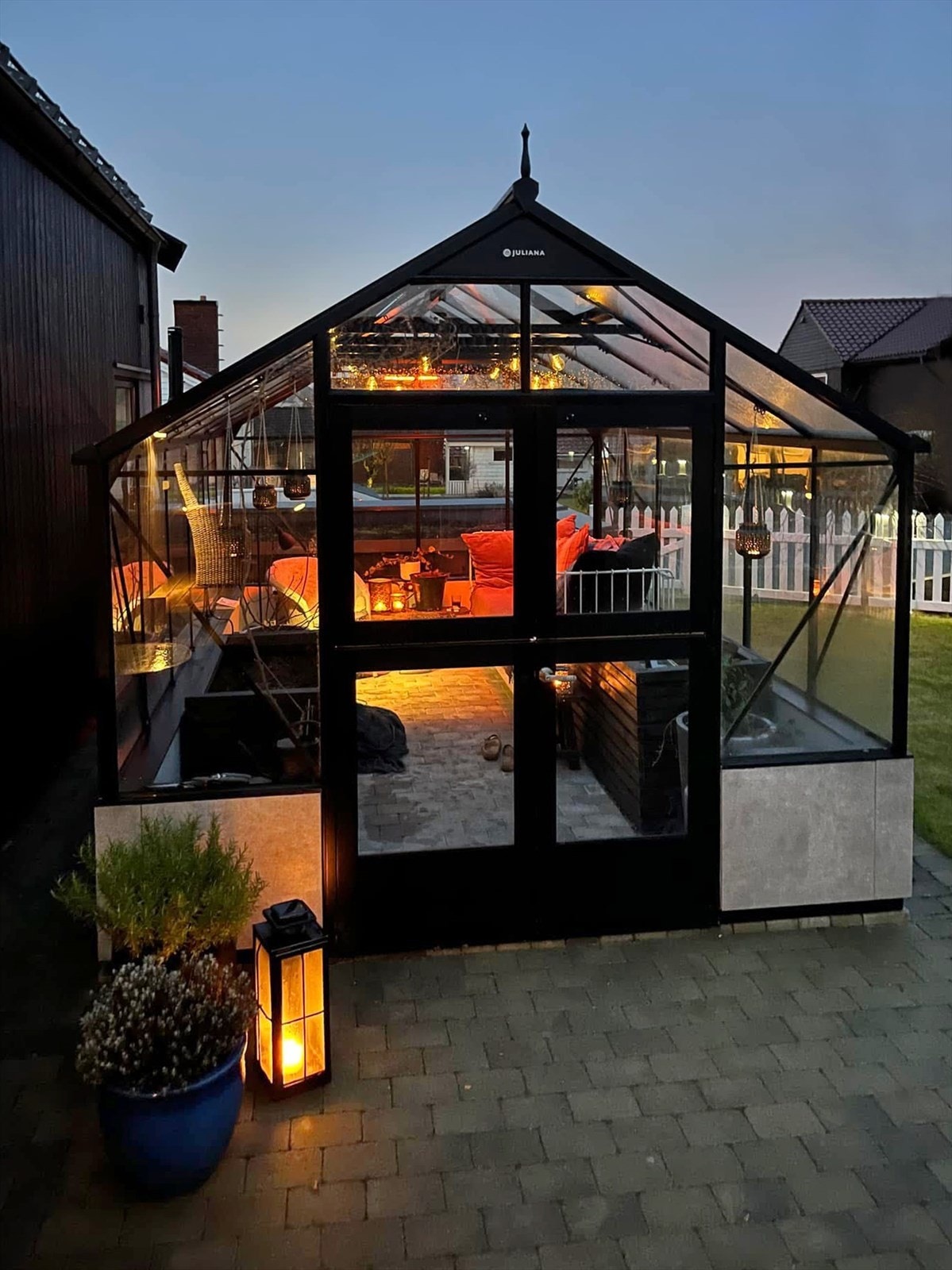 Påkostet drivhus med innlagt strøm og vann Galleribilde