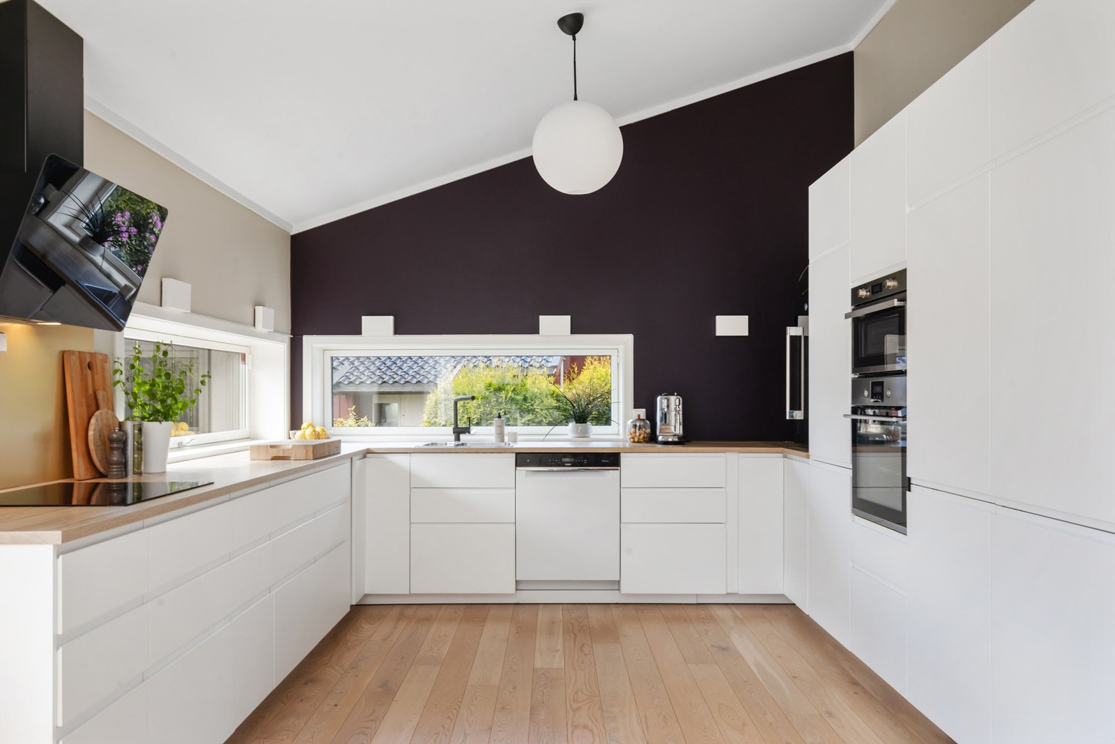 Kjøkken med integrerte hvitevarer Galleribilde