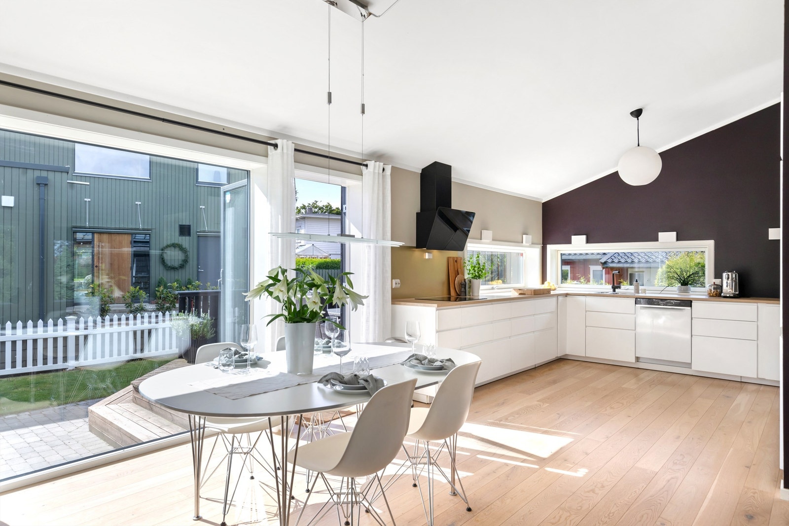 Store vindusflater slipper inn rikelig med naturlig dagslys Galleribilde