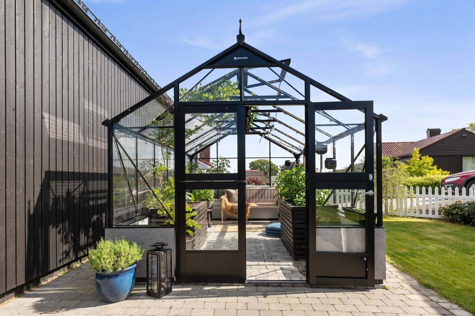 Påkostet drivhus med innlagt strøm og vann Galleribilde