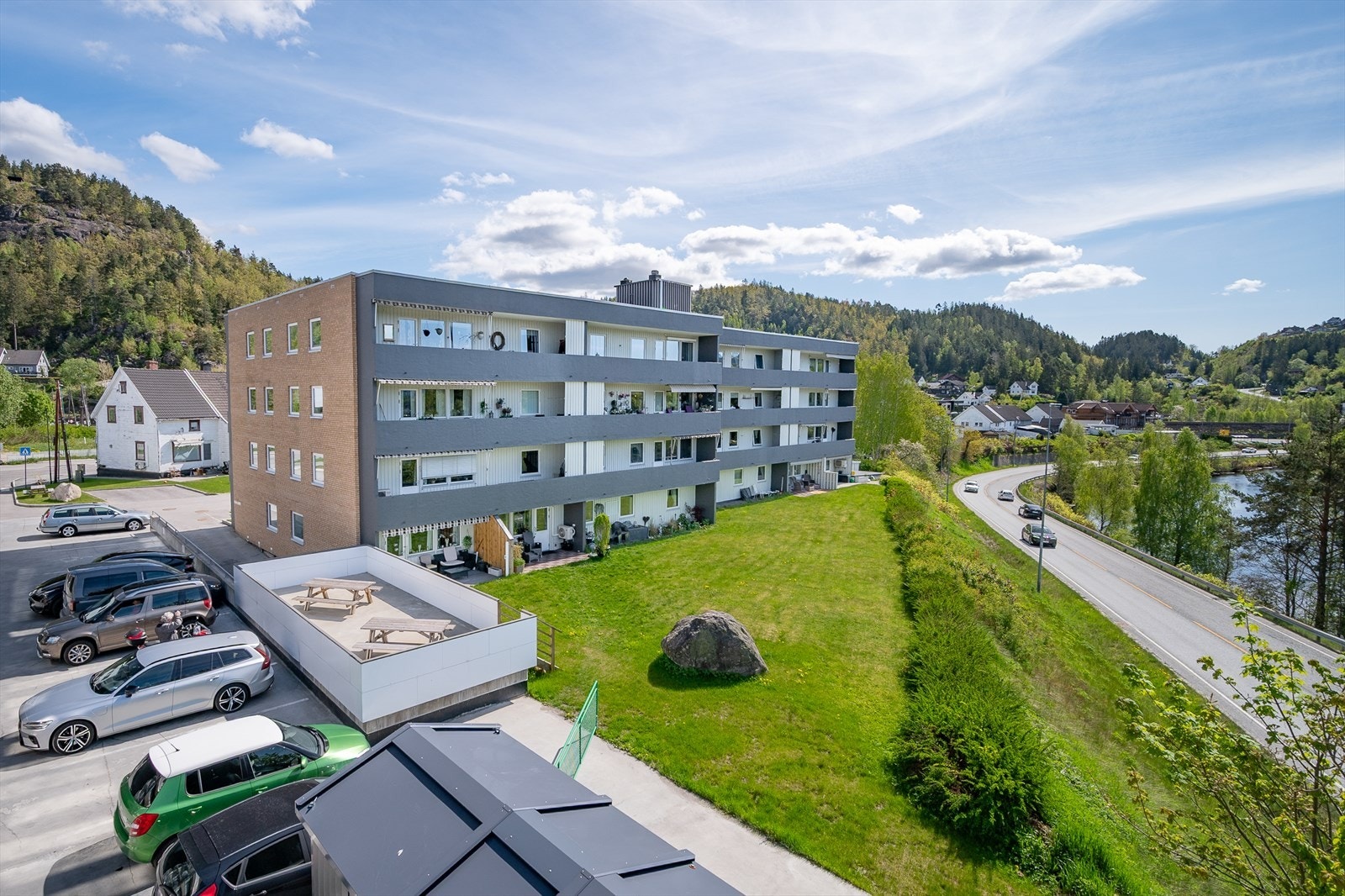 Velstelt, pent opparbeidet fellestomt Galleribilde