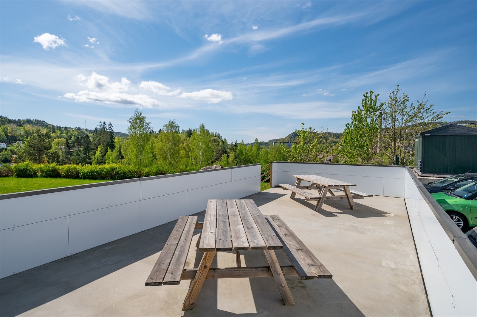 Hyggelig terrasse hvor solrike dager kan nytes Galleribilde