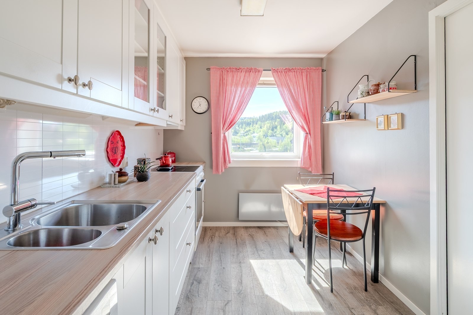 Klassisk hvit innredning med Kitchen-wall plater på vegg over benk Galleribilde