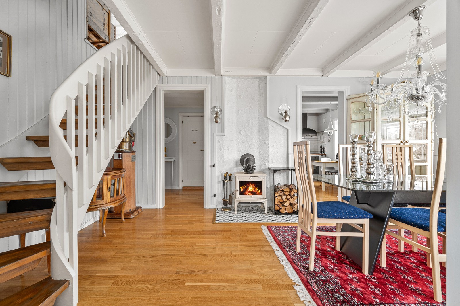 Her er det plass til et stort spisebord, hvor man kan samles til middager og sosiale sammenkomster med venner og familie.