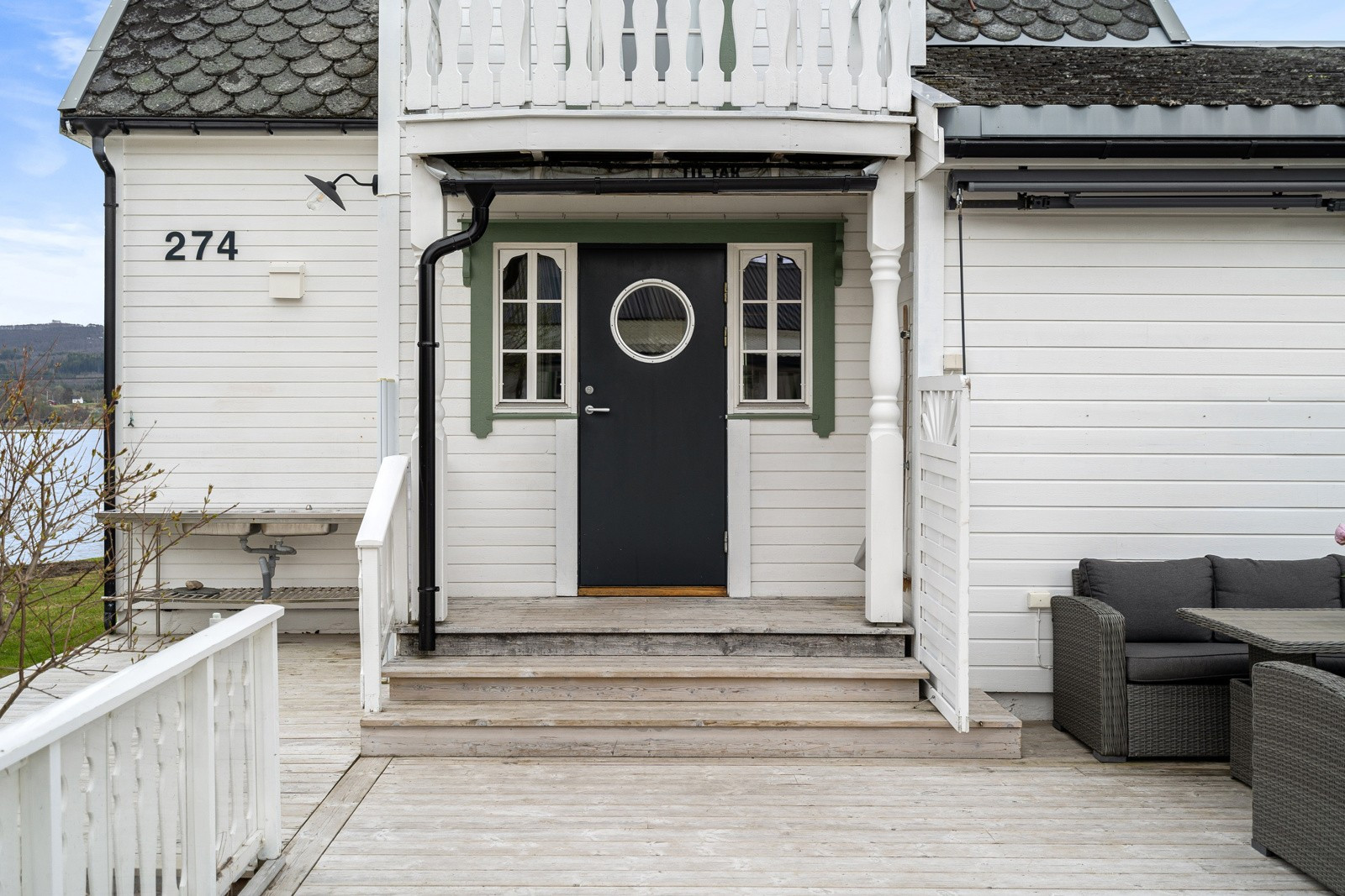 Herskapelig inngangsparti med stor terrasse