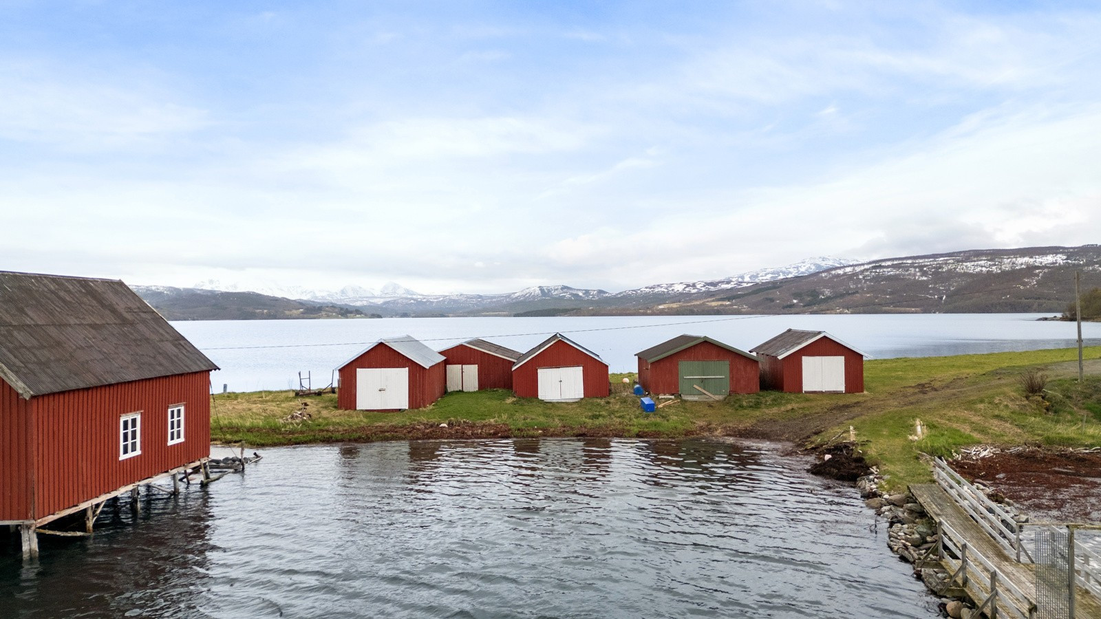 Med egen naust så kan du enkelt ta deg fisketur med egen båt. Båt m/ 4 hk motor og fiskeutstyr medfølger!