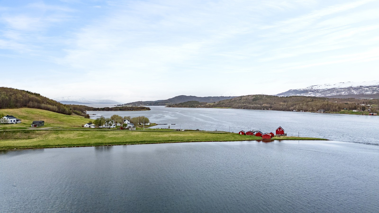 Fin beliggenhet ved sjøen. Her kan du ta med familien på flotte turer, utforske sjøen og nyte naturen i vakre omgivelser.