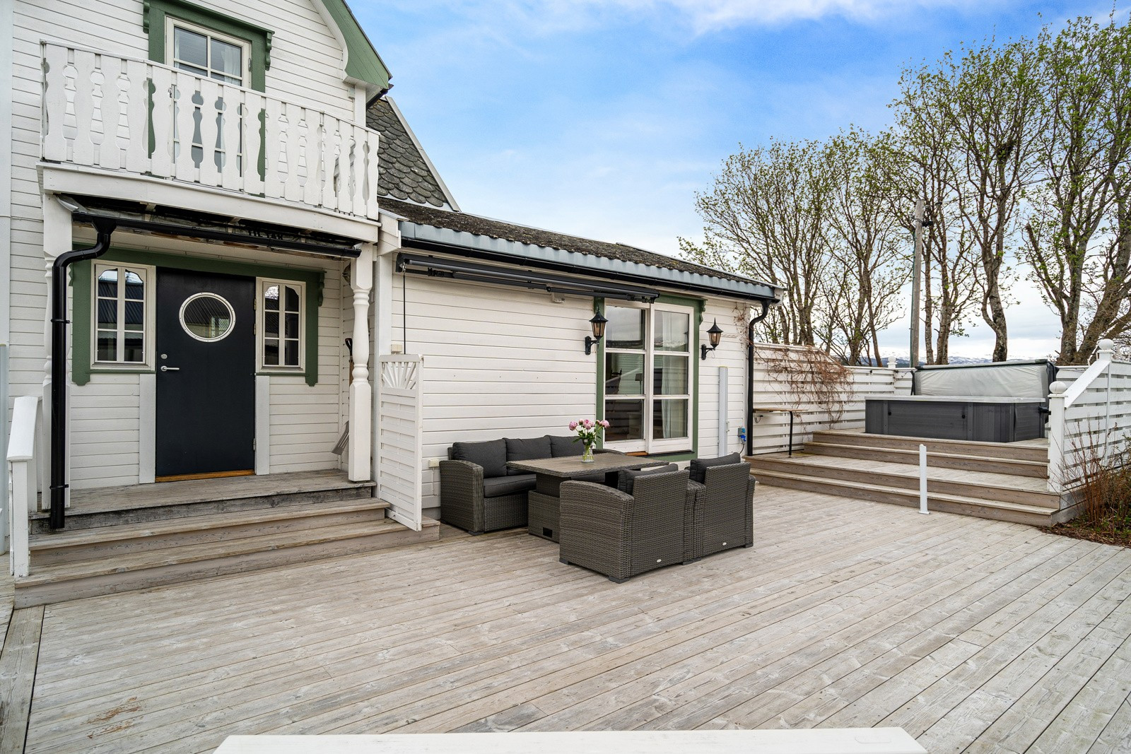 Terrasse på ca. 81 kvm med god plass til hagemøbler og grill
