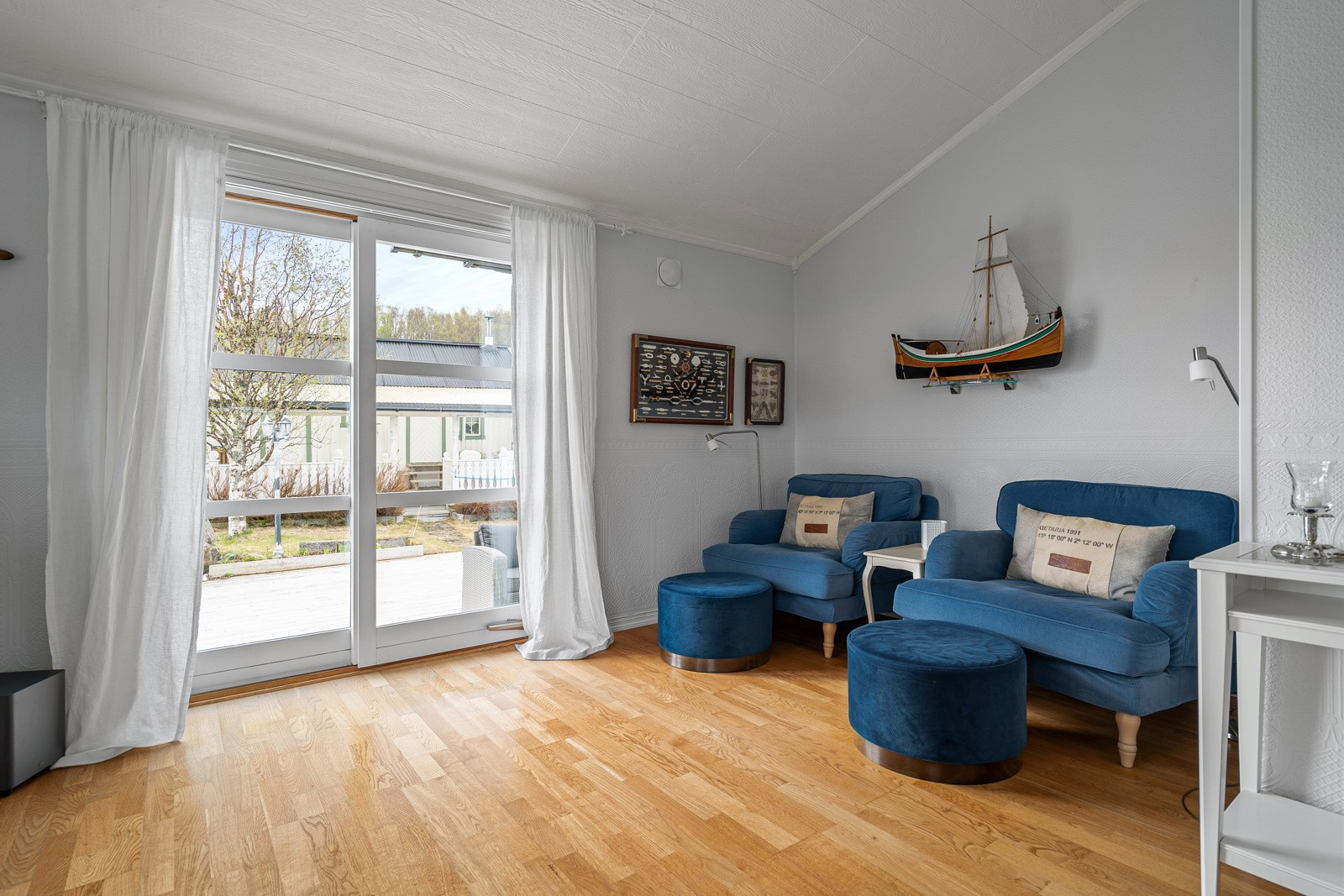 Det er store vinduer som sørger for godt med naturlig lysinnslipp. Det er utgang til terrasse via skyvedør