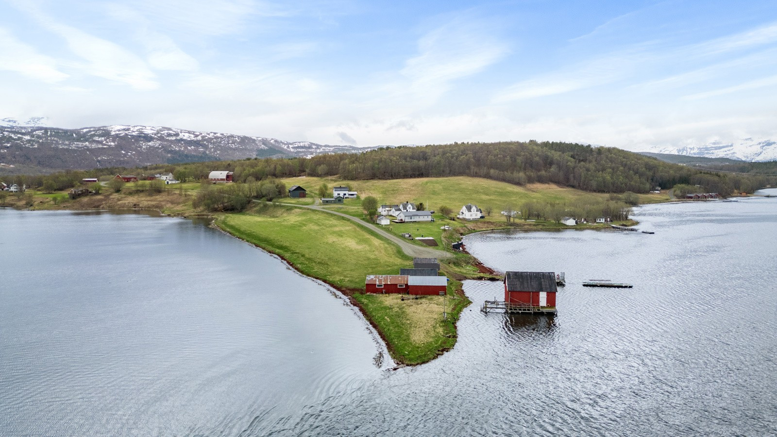 Fin, naturskjønn og landlig beliggenhet med nærhet til flotte turområder, sjø og fjære