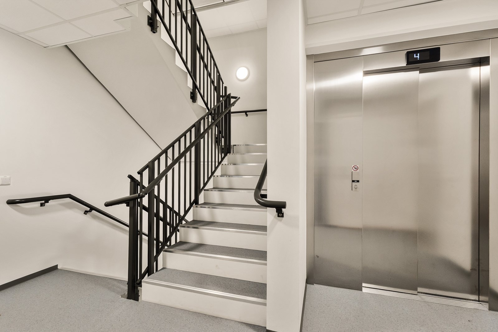 Det er også heis i bygget. Galleribilde