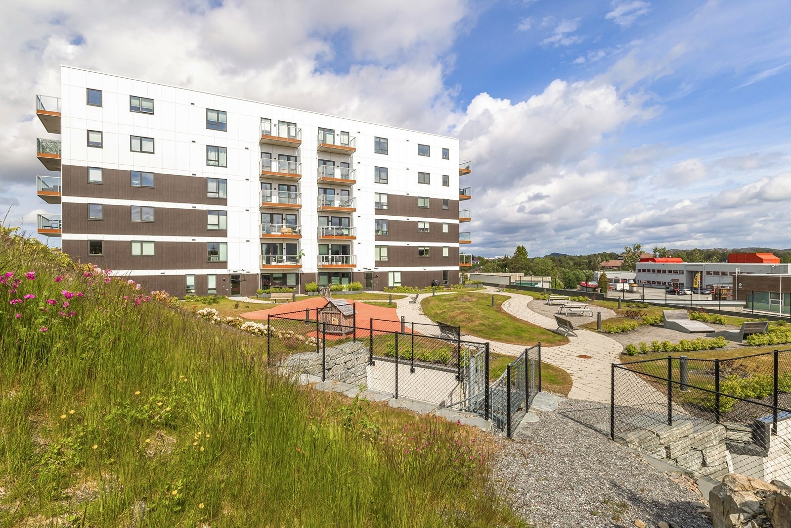 Sameiet har bruksrett til fellesarealet som ligger på bnr. 747. Området er pent opparbeidet med plener, interne veier og lekeareal. Galleribilde