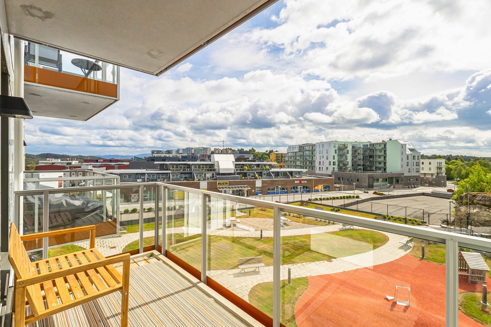 Balkongen ligger sør/østvendt til og er praktisk med takoverbygg. Galleribilde