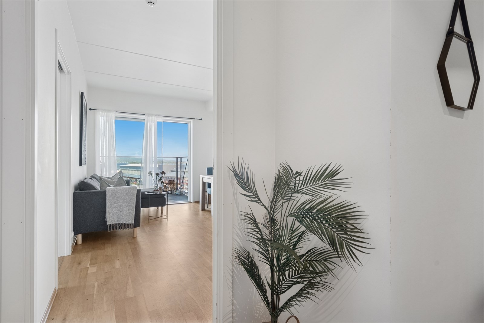 Gangen er fint gjennomført med lyse farger på vegger. Galleribilde
