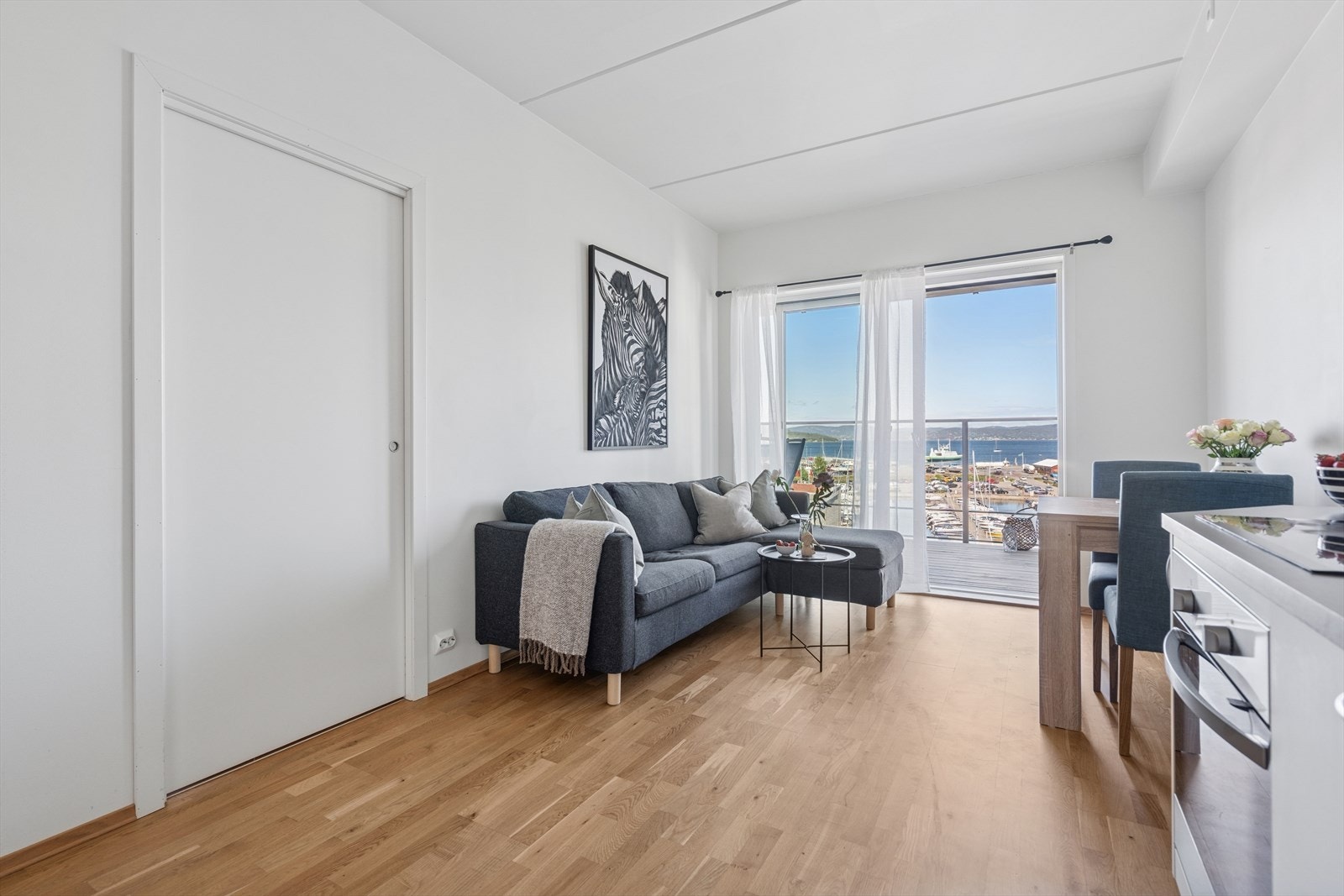 Stuen har store vinduer som gir fint gjennomlys i rommet, samt skyvedør i glass med utgang til balkong, som slipper inn godt med dagslys. Galleribilde