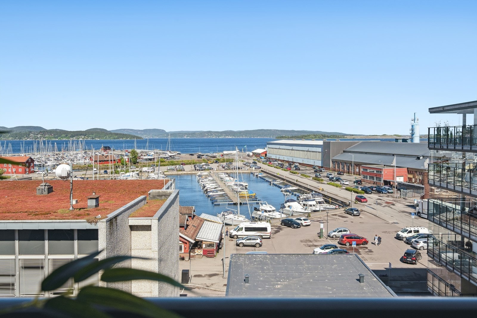 Utsikten byr på en flott kombinasjon av båthavn og fjorden Galleribilde