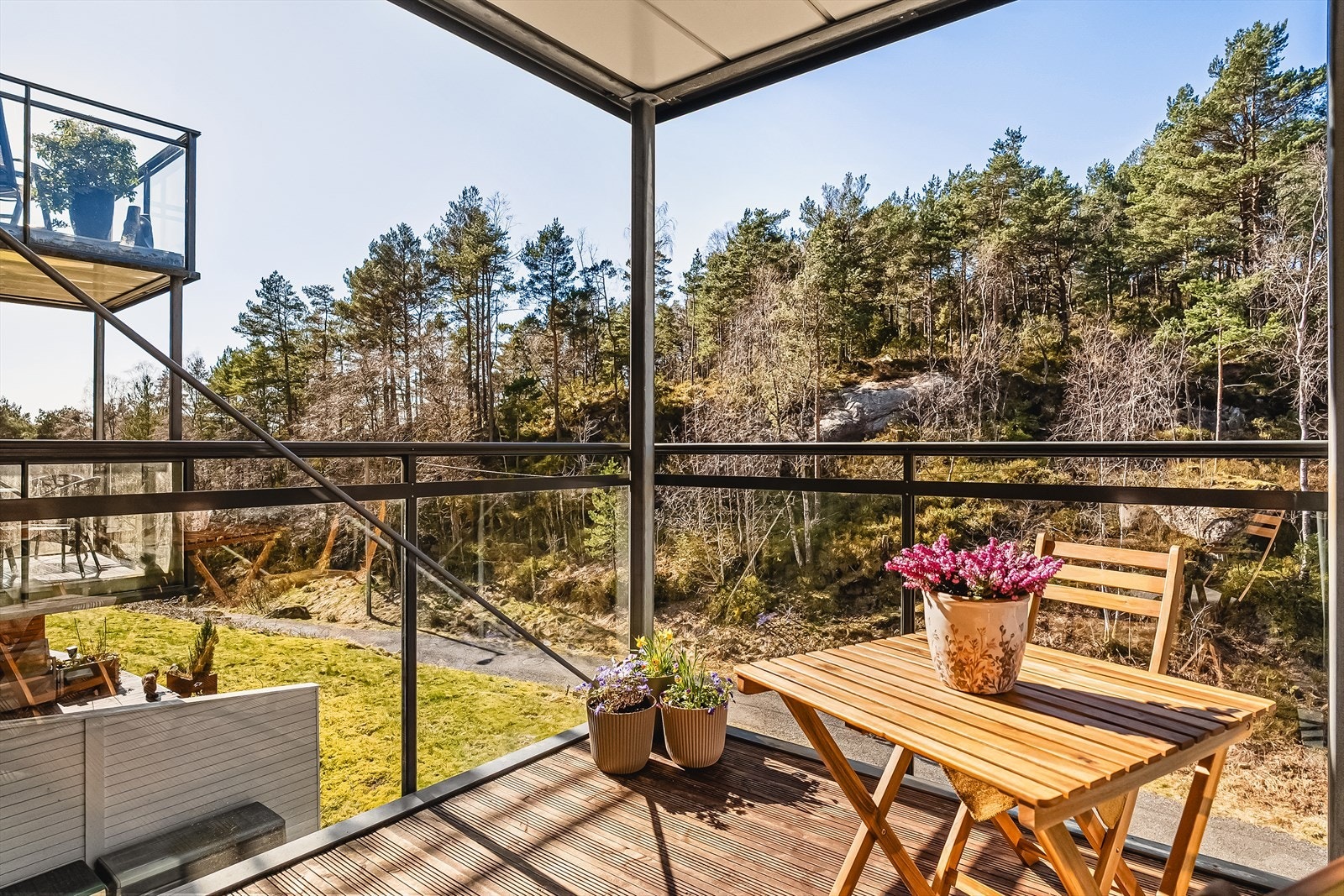 En lys og romslig 3-roms leilighet med solrik terrasse og fin utsikt! Galleribilde