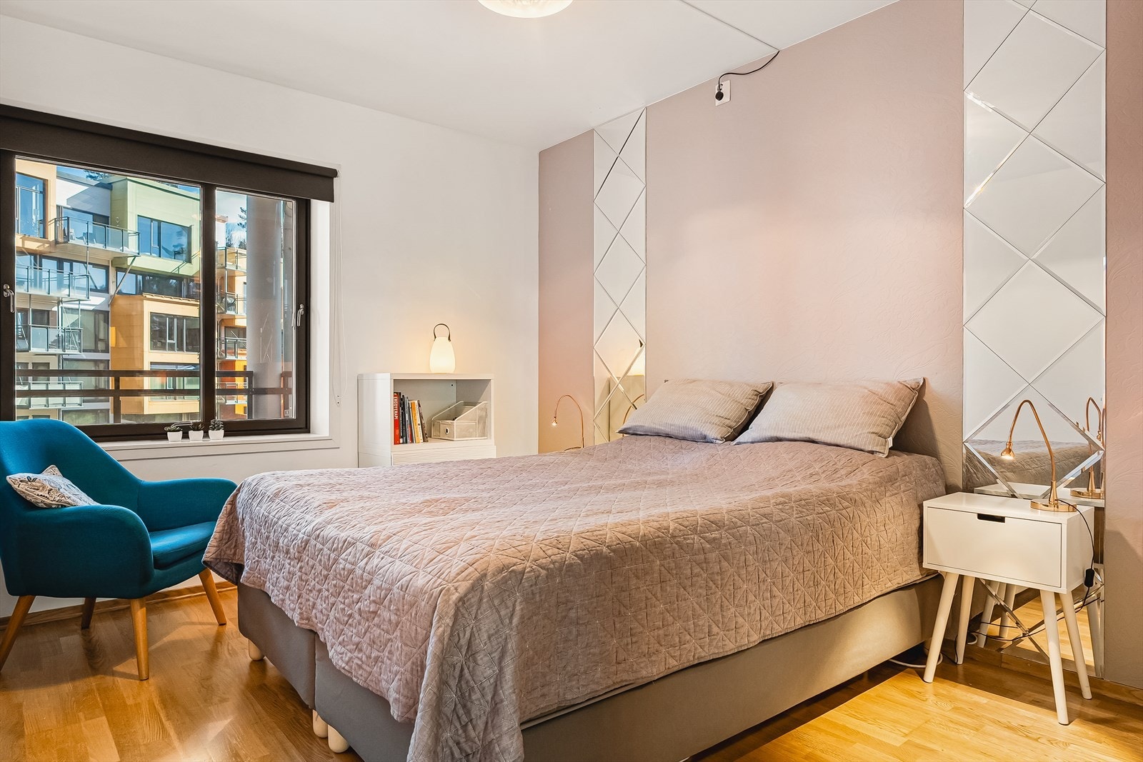 Leiligheten har to soverom. Hovedsoverommet måler 14 kvadratmeter. Galleribilde