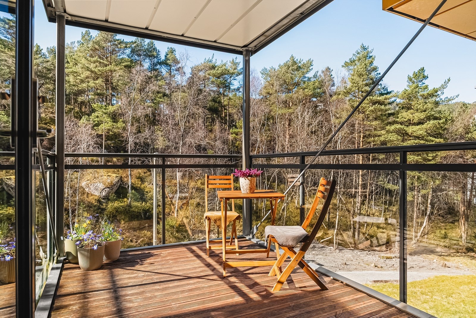 Leiligheten ligger solrikt til, med gode solforhold gjennom dagen og kveldssol på terrassen. Galleribilde