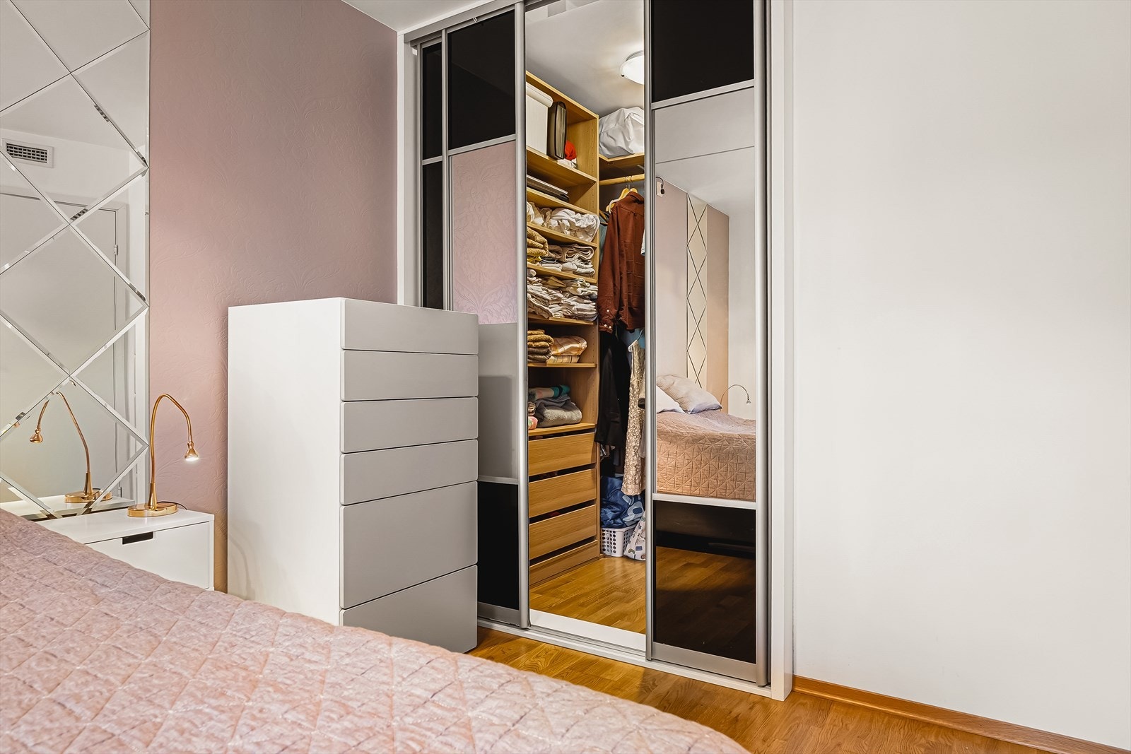 Hovedsoverommet har direkte adkomst til en romslig walk-in-garderobe, som gir utmerket oppbevaringsplass og bidrar til en ryddig og oversiktlig hverdag. Galleribilde