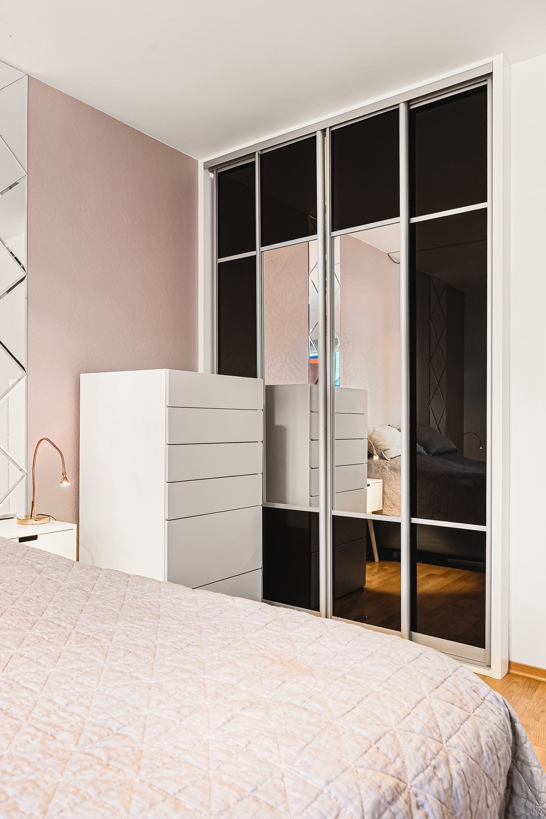 Begge rommene er møbleringsvennlige, med plass til seng, skrivebord og garderobeløsninger. Galleribilde