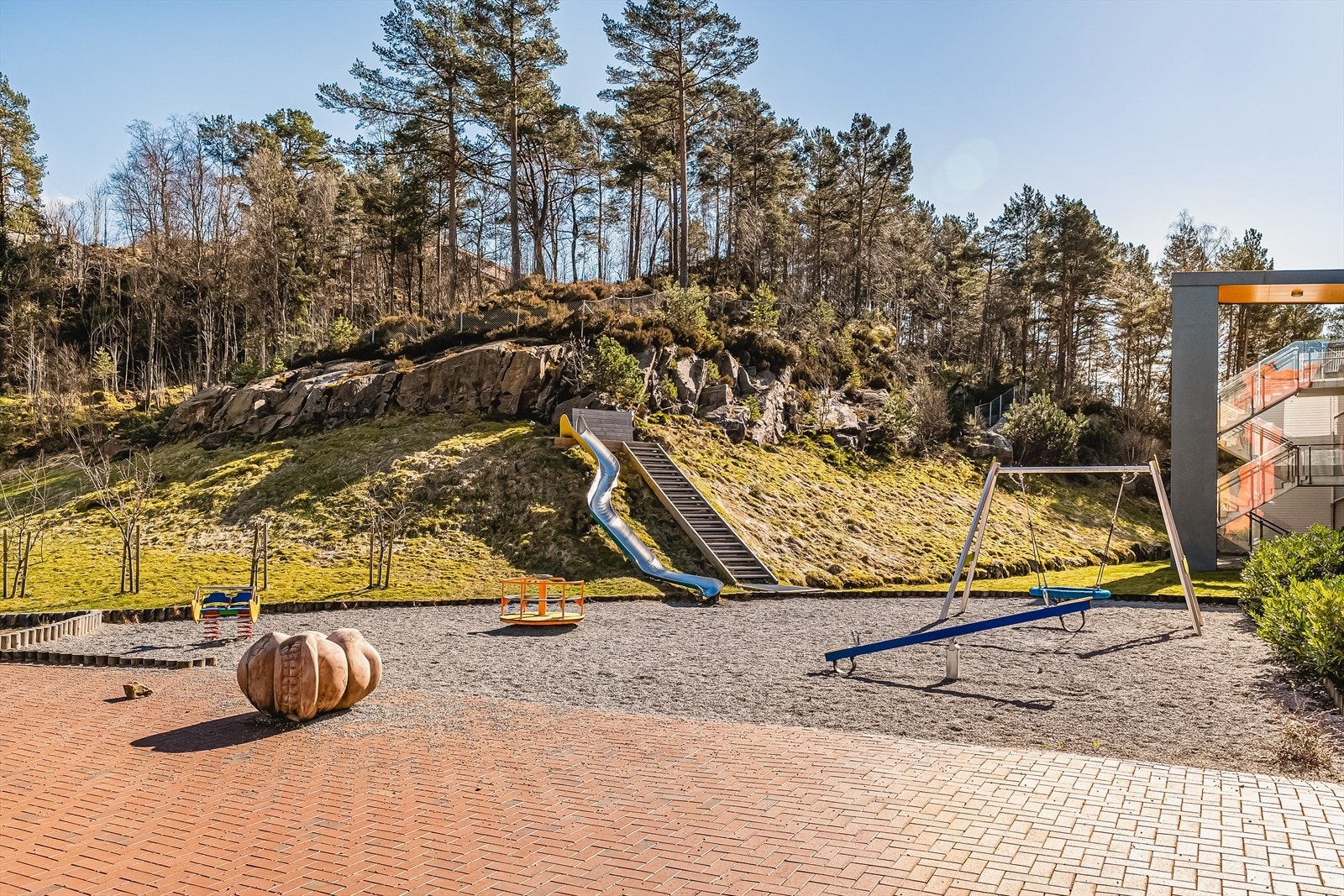 Skogen ligger som nærmeste nabo, og mellom byggene finner du flere lekeplasser - perfekt for familier med små eller store barn. Galleribilde