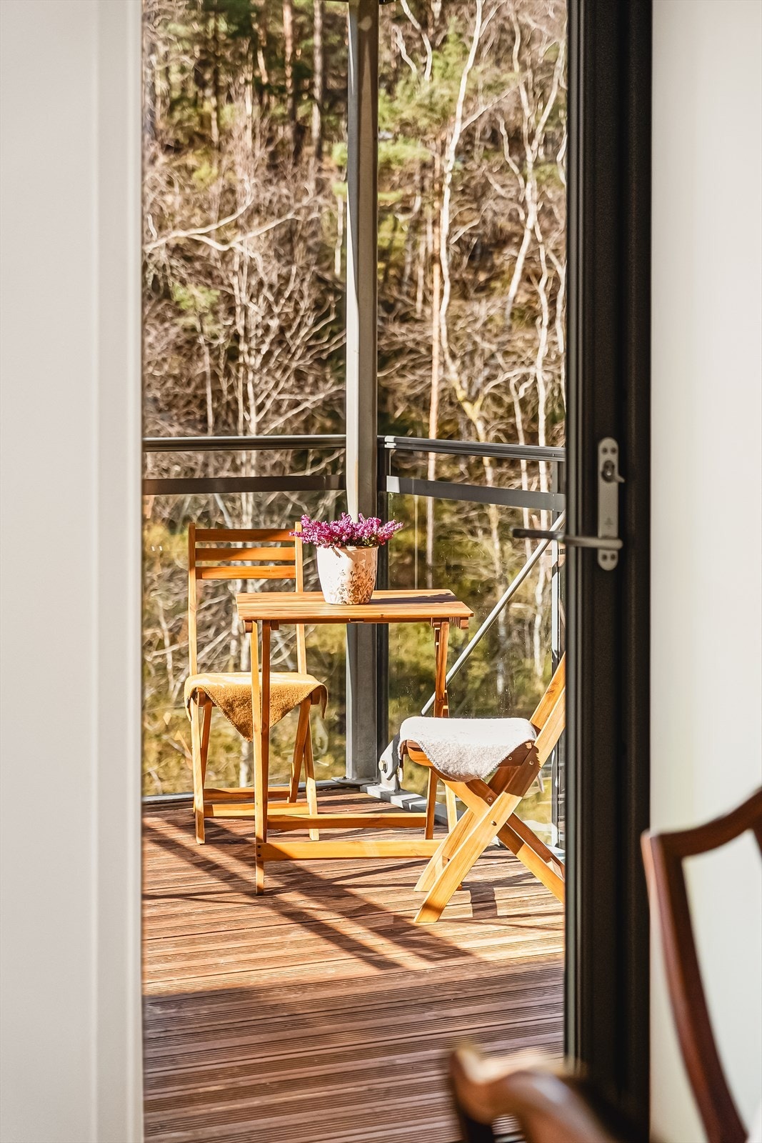 Herfra er det utgang til en 9 kvadratmeter stor balkong, hvor man kan nyte solen store deler av dagen og utover kvelden. Galleribilde