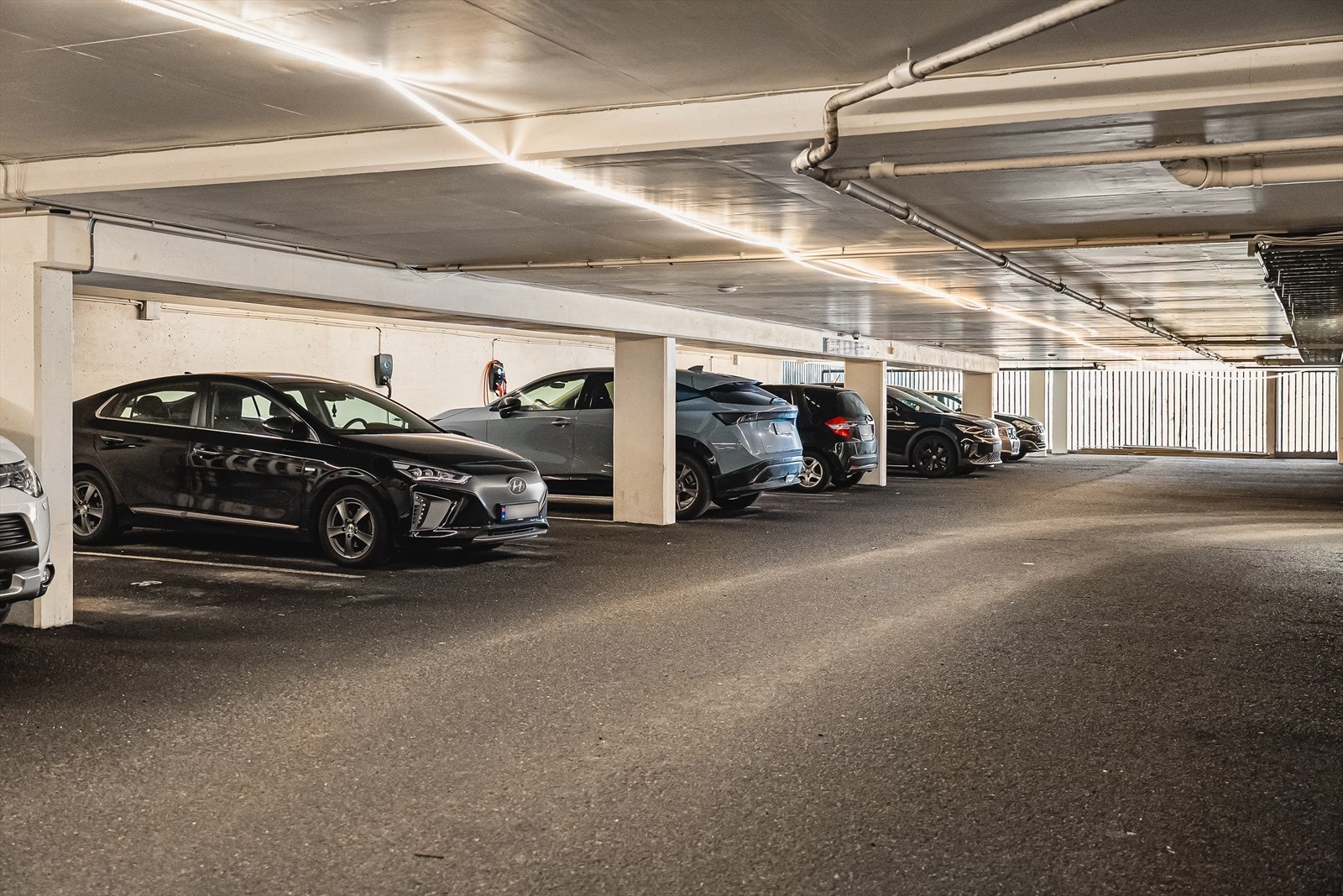 Parkeringsplassen i garasje med dirkete heisadkomst, og en bod i samme etasje følger også med. Galleribilde