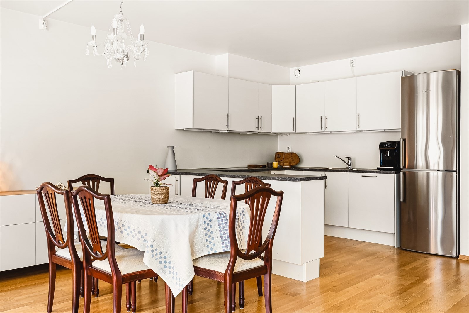 Herfra ledes man videre inn til leilighetens åpne stue- og kjøkkenløsning på ca. 41 kvm. Galleribilde