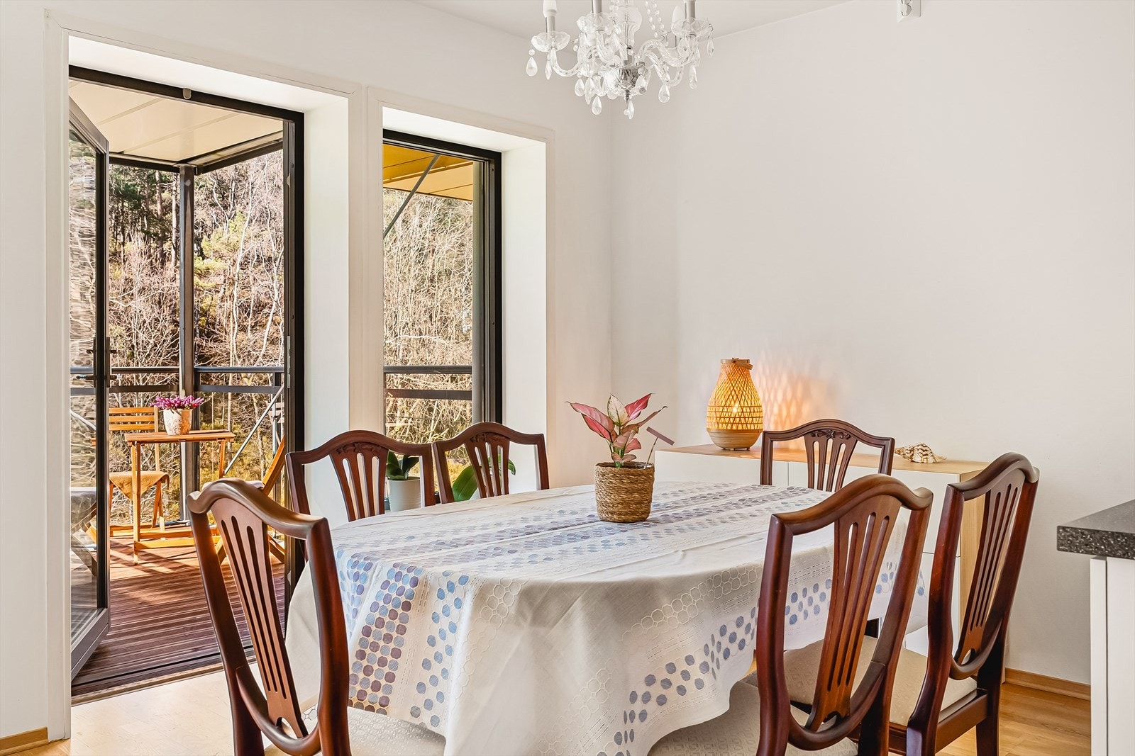 Rommet er godt utnyttet og gir plass til både sofagruppe og spisebord - perfekt for sosiale sammenkomster eller rolige hverdager. Galleribilde