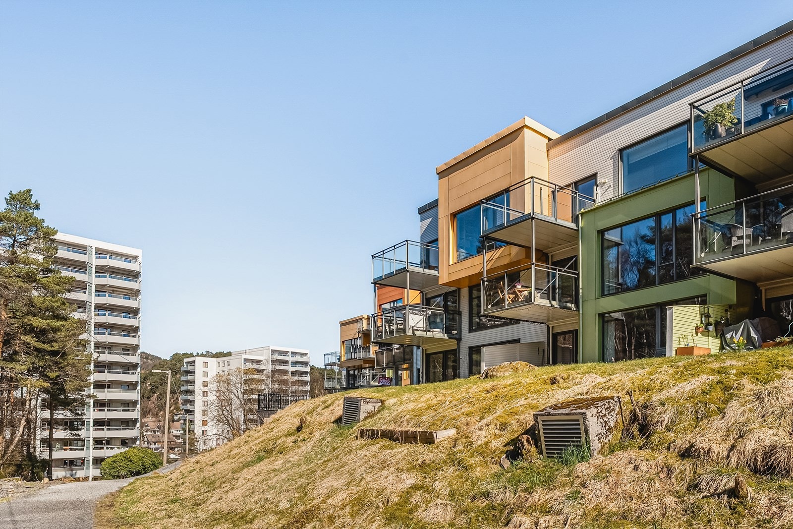 Boligen ligger lunt og tilbaketrukket til i grønne og barnevennlige omgivelser sentralt i Fyllingsdalen. Galleribilde