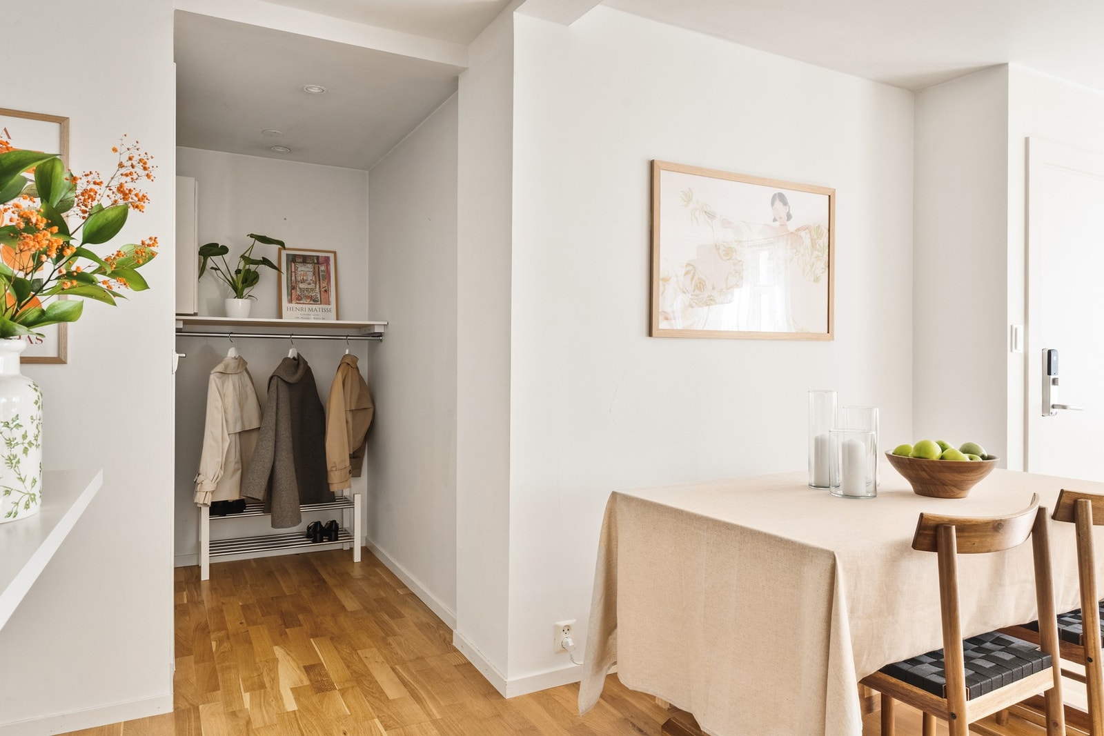 Leiligheten ønsker deg velkommen med en lys og innbydende entré som gir et godt førsteinntrykk. Galleribilde
