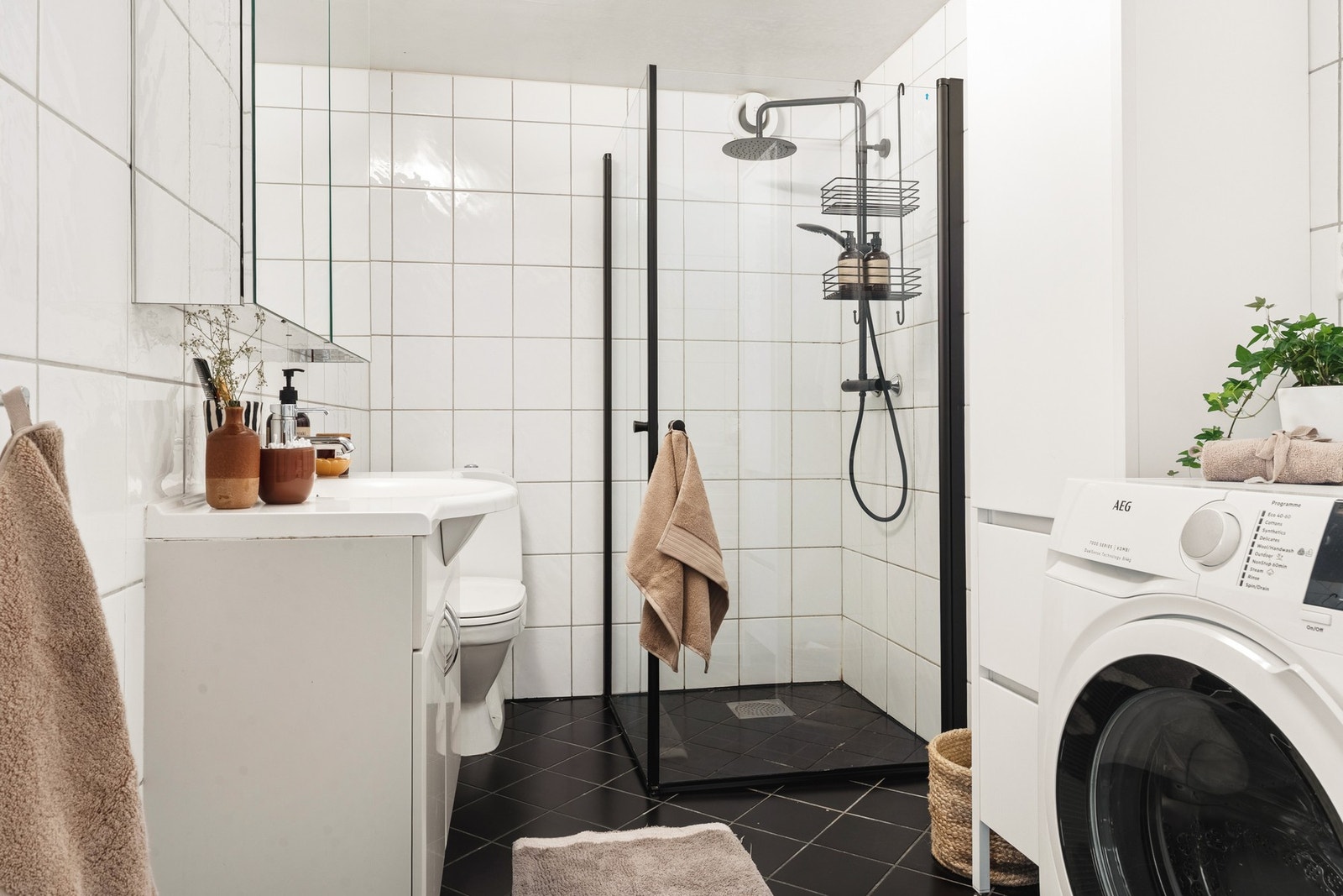 Det delikate badet er på 4,7 kvm og har en moderne helfliset utførelse med innfelte downlights og varmekabler i gulvet for ekstra komfort. Galleribilde
